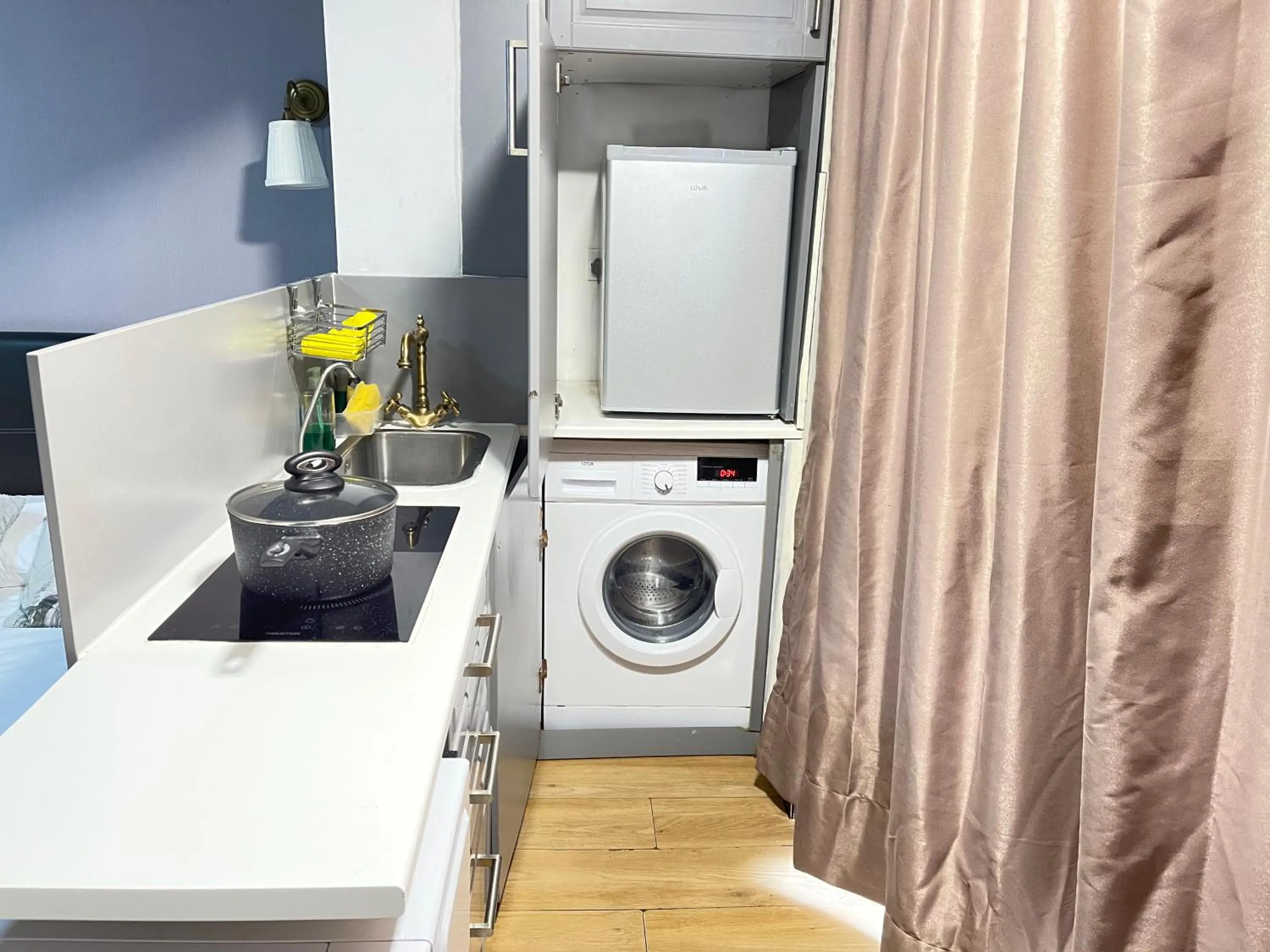 Kitchen or kitchenette in Hollybush Guest House