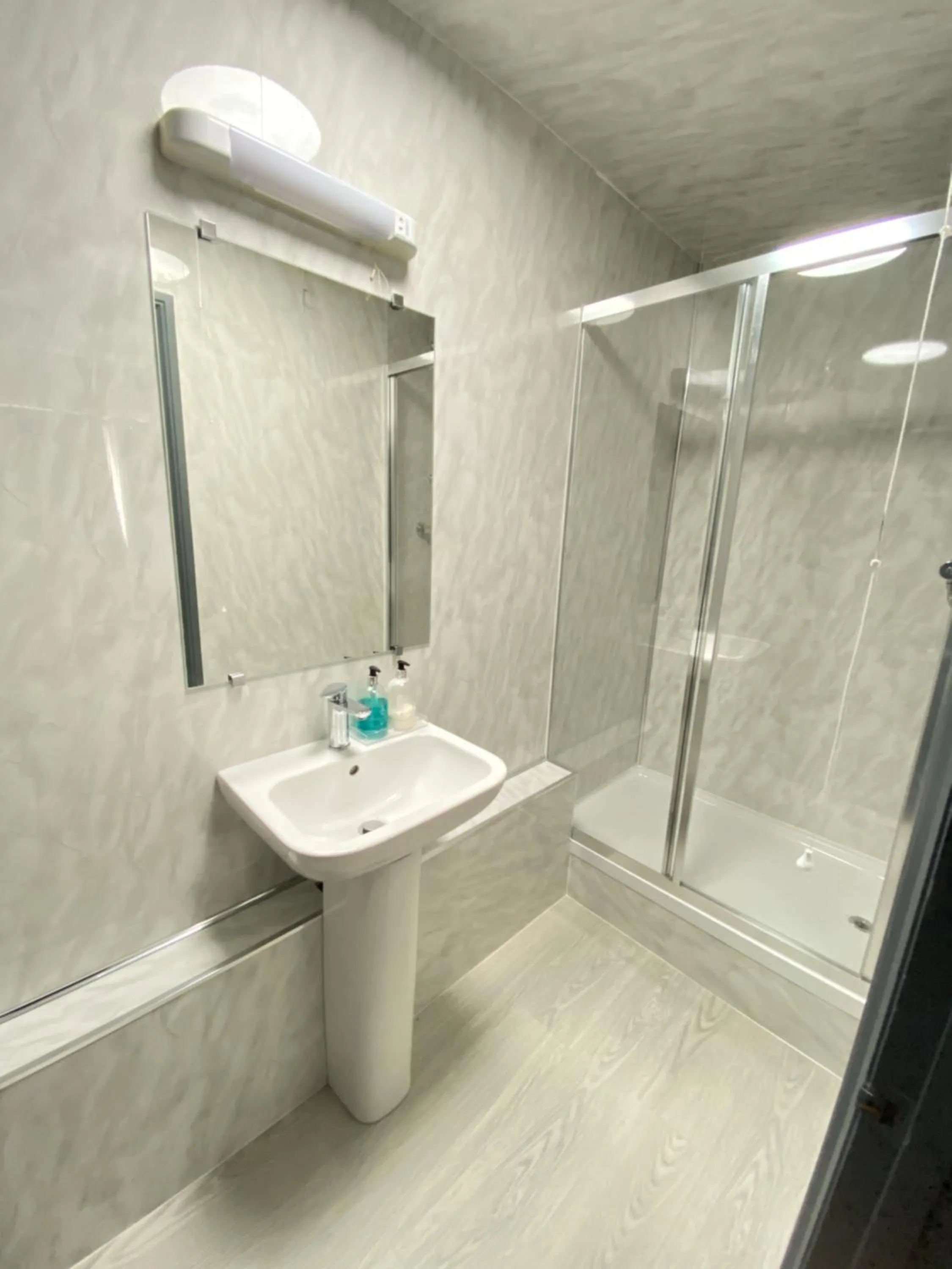 Shower in Hollybush Guest House