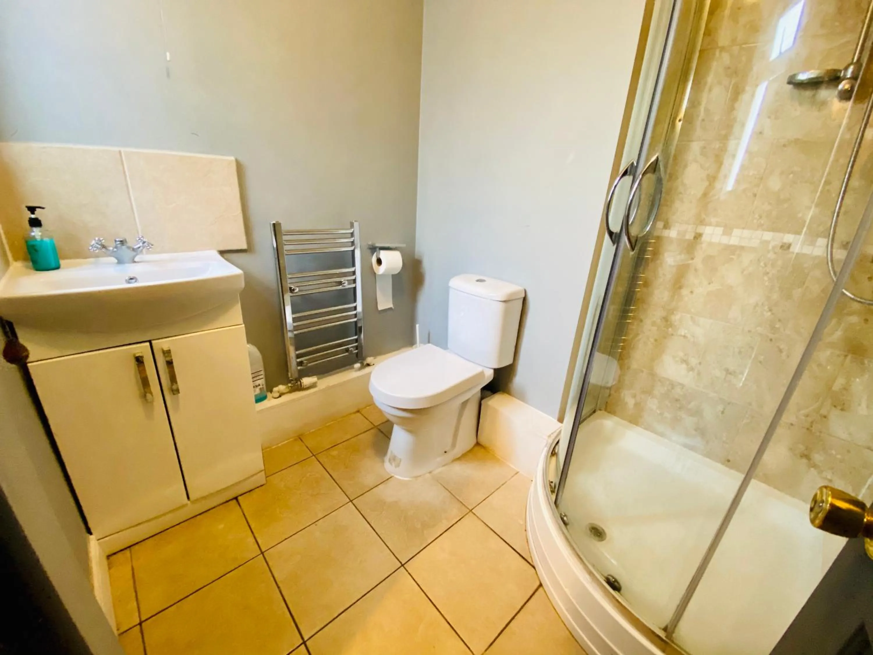 Shower in Hollybush Guest House