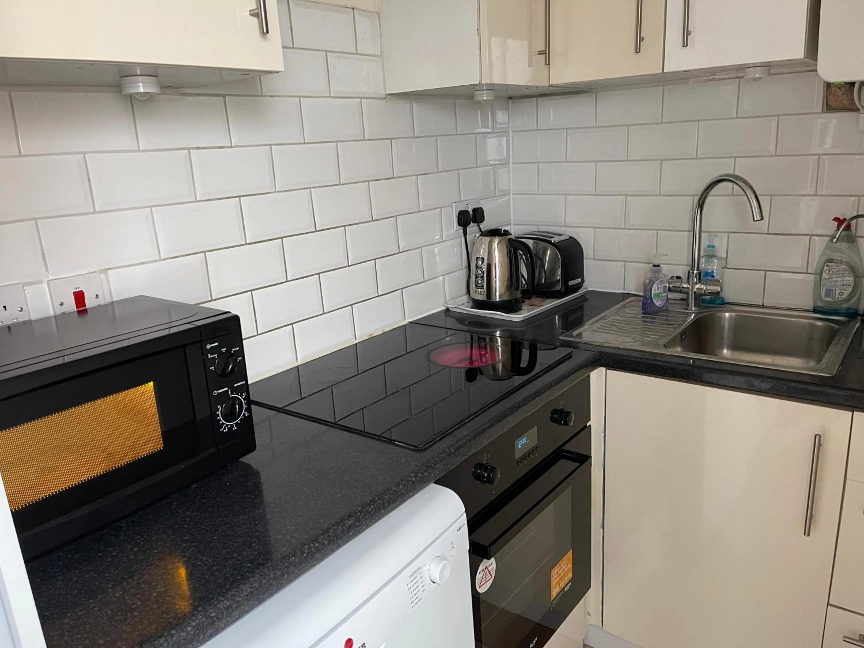 Kitchen or kitchenette in Hollybush Guest House