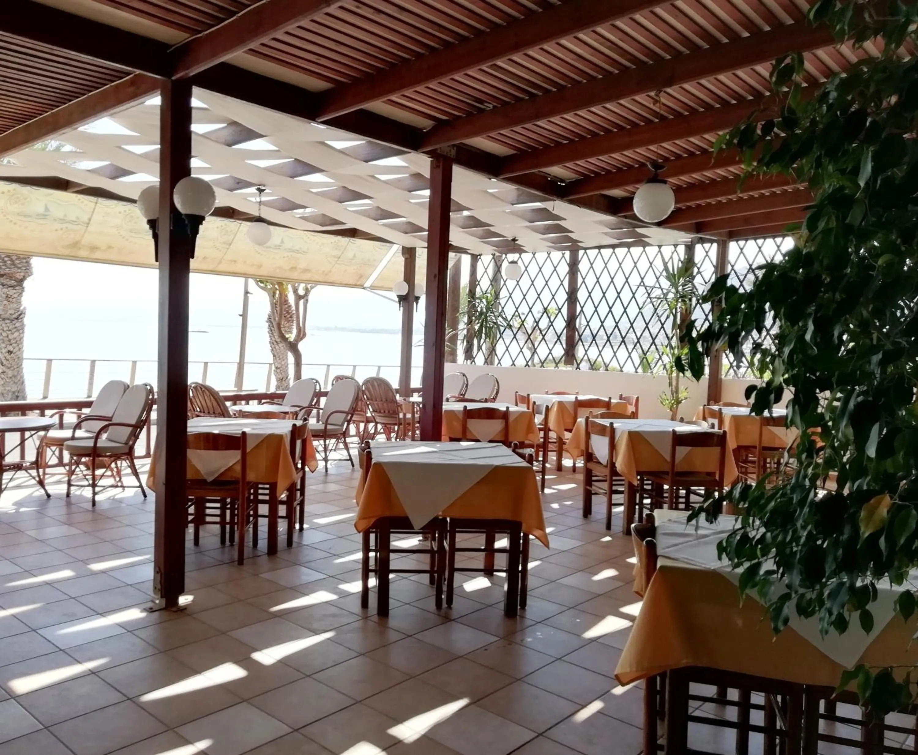 Restaurant/places to eat in Hotel Thisvi