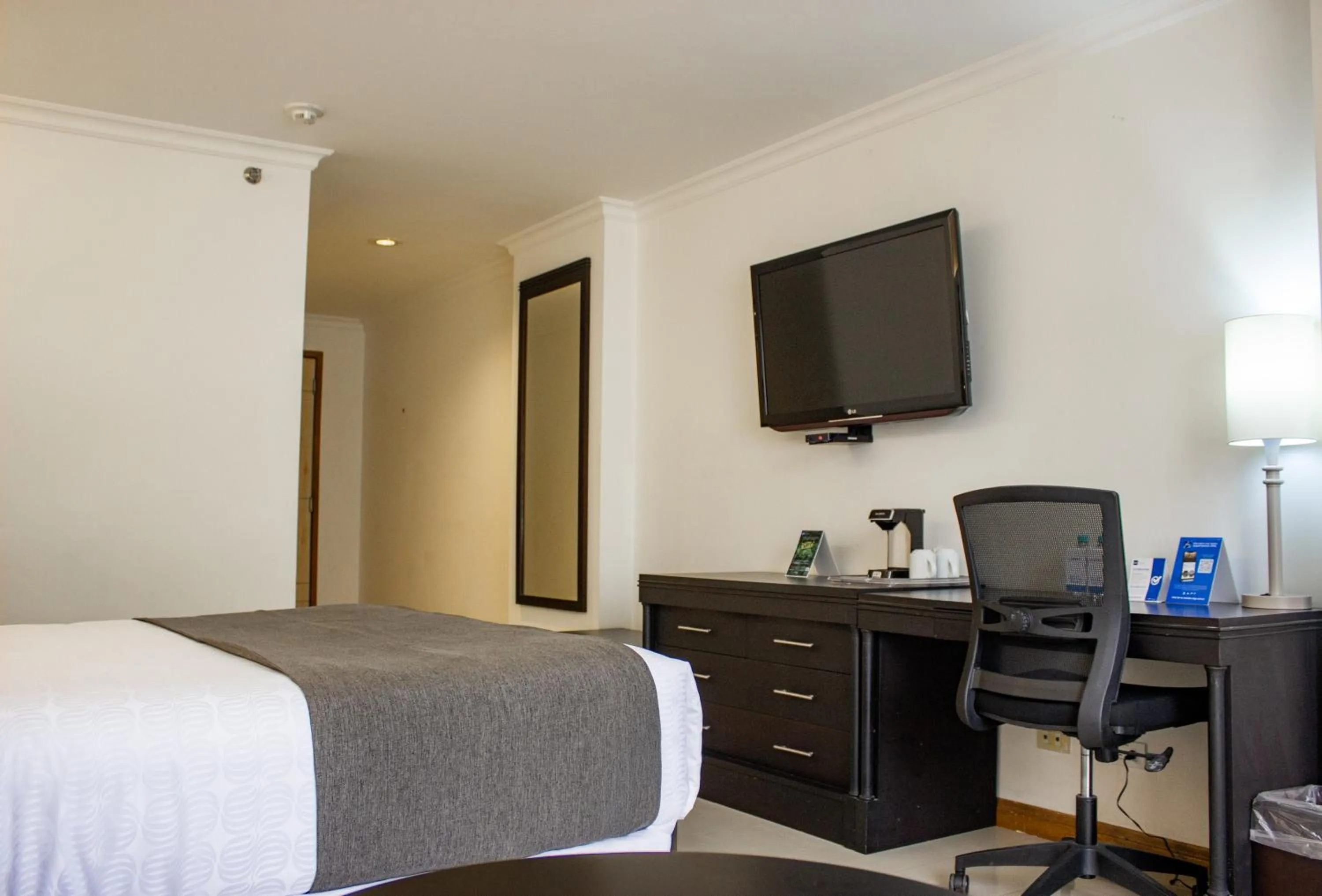 TV and multimedia, Bed in Sonesta Hotel Cali