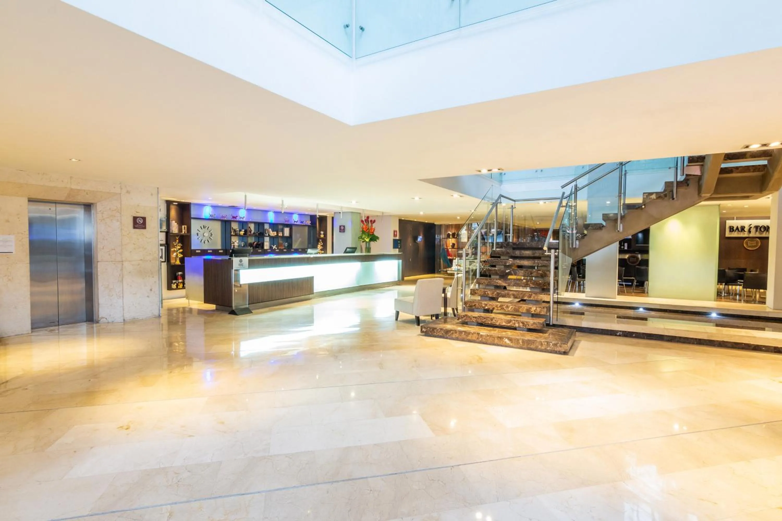 Lobby or reception in Sonesta Hotel Cali