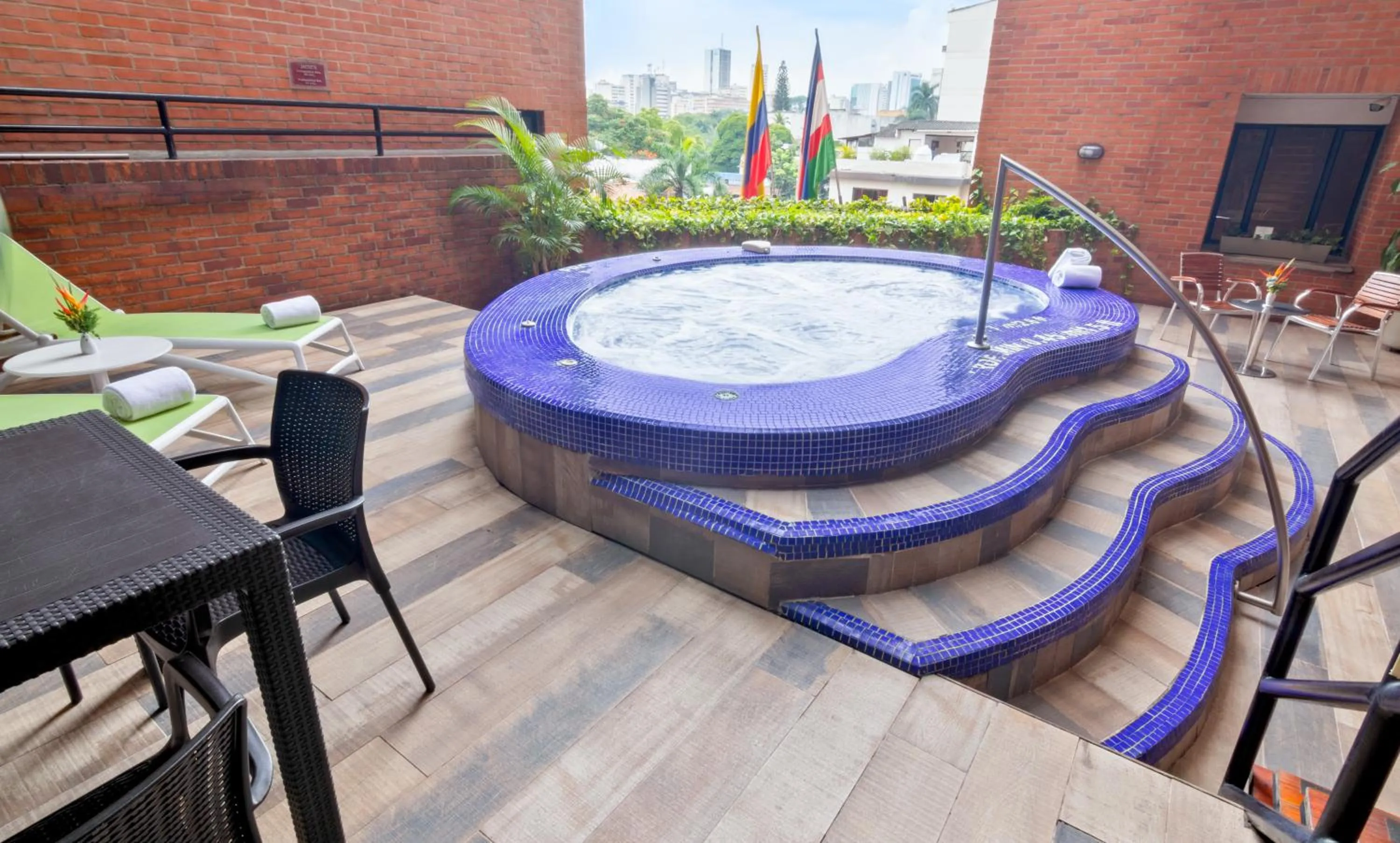 Swimming pool in Sonesta Hotel Cali