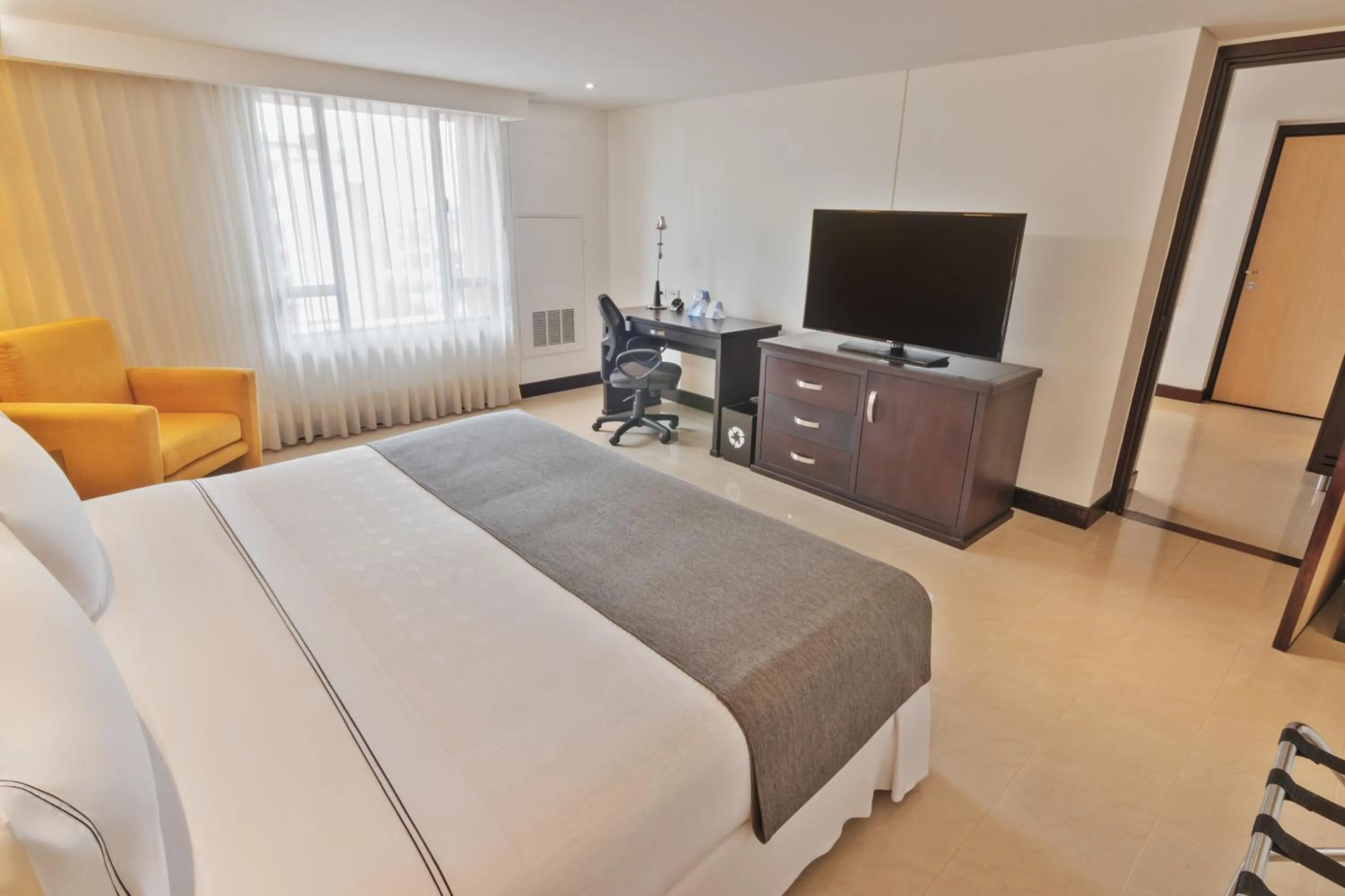 TV and multimedia, Bed in Sonesta Hotel Cali