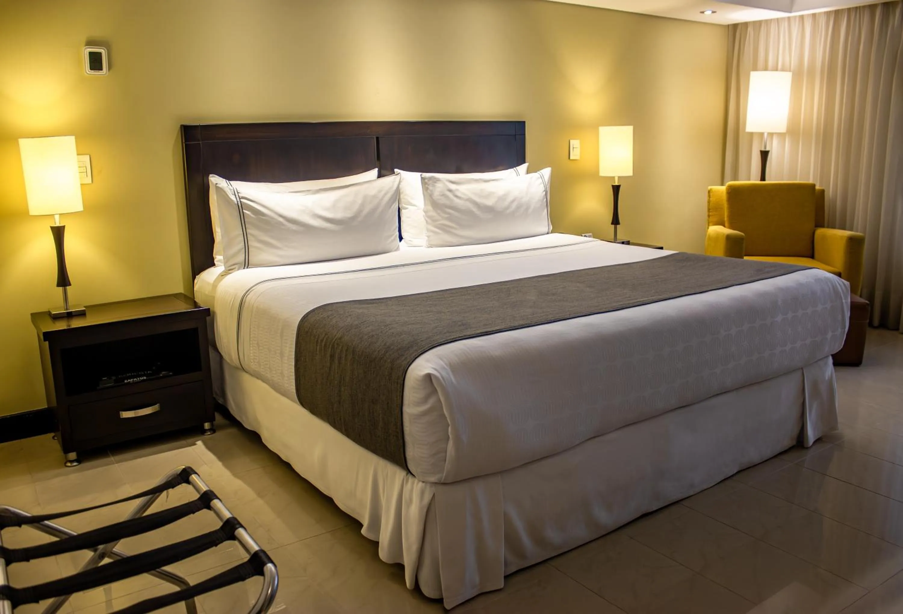 Photo of the whole room, Bed in Sonesta Hotel Cali