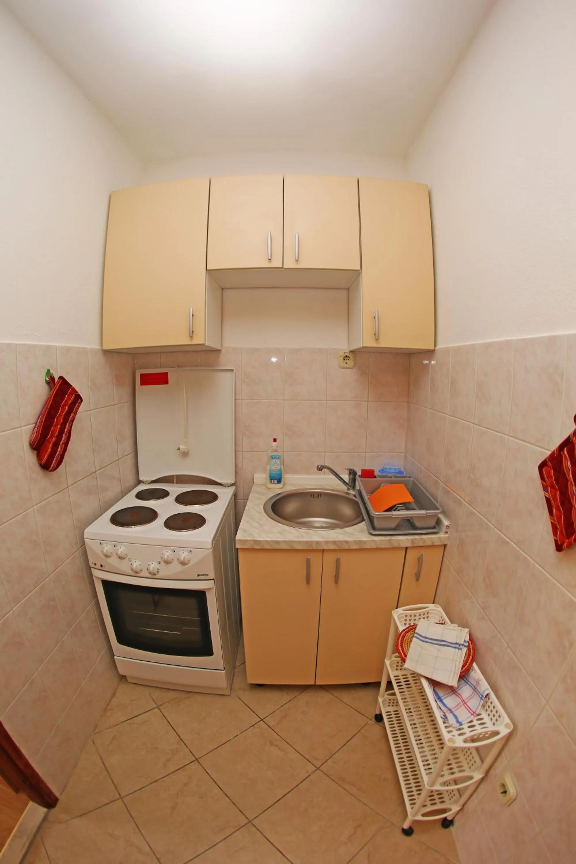 Communal kitchen in Apartments and Rooms Zvjezdana