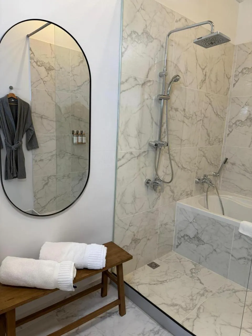 Shower in Now Hotel Cali