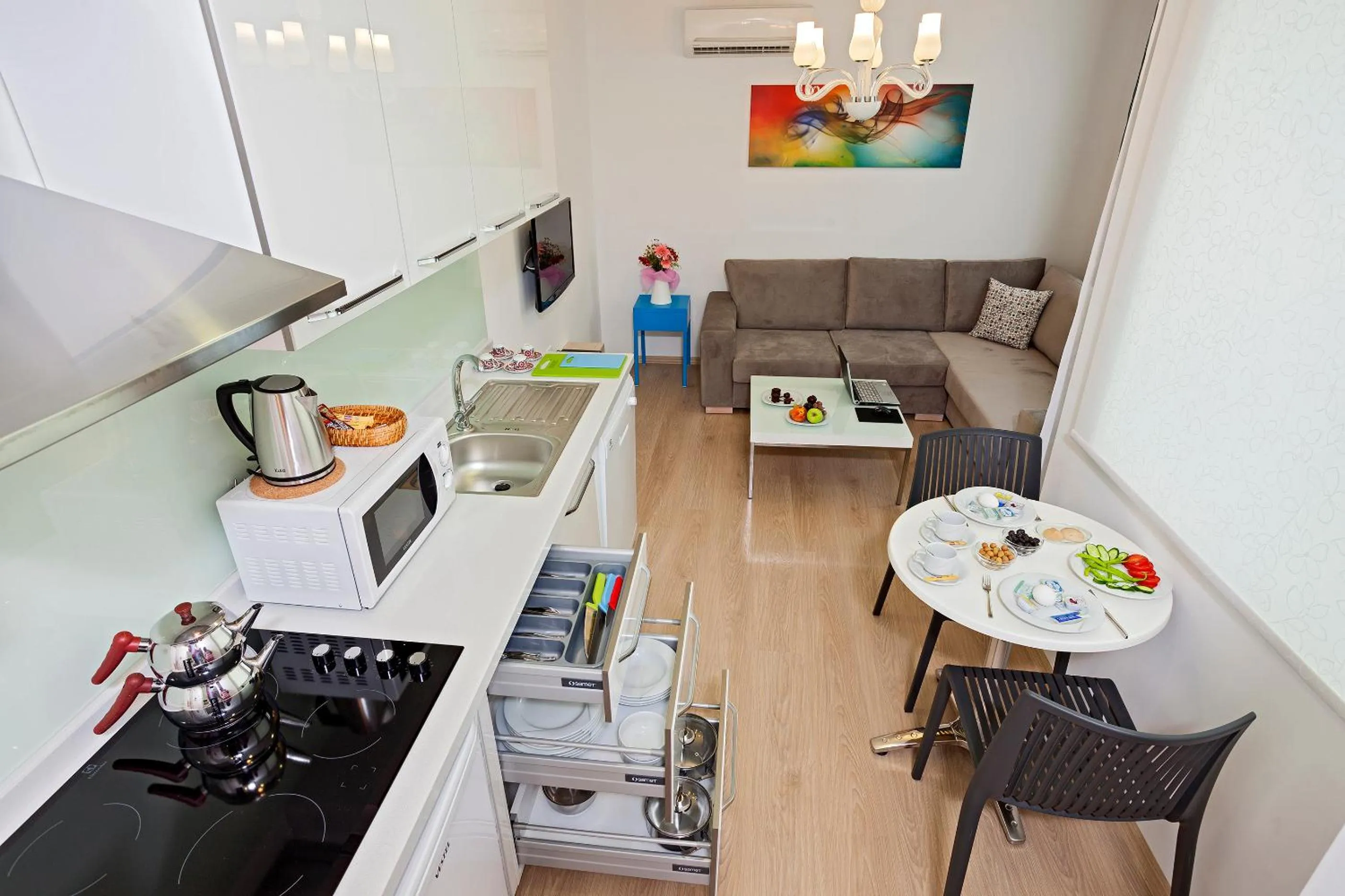 The Room Hotel & Apartments