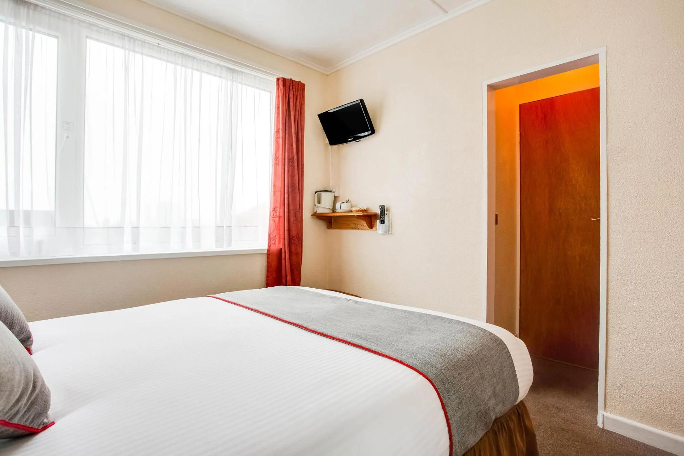 Bedroom in OYO Godolphin Arms Hotel