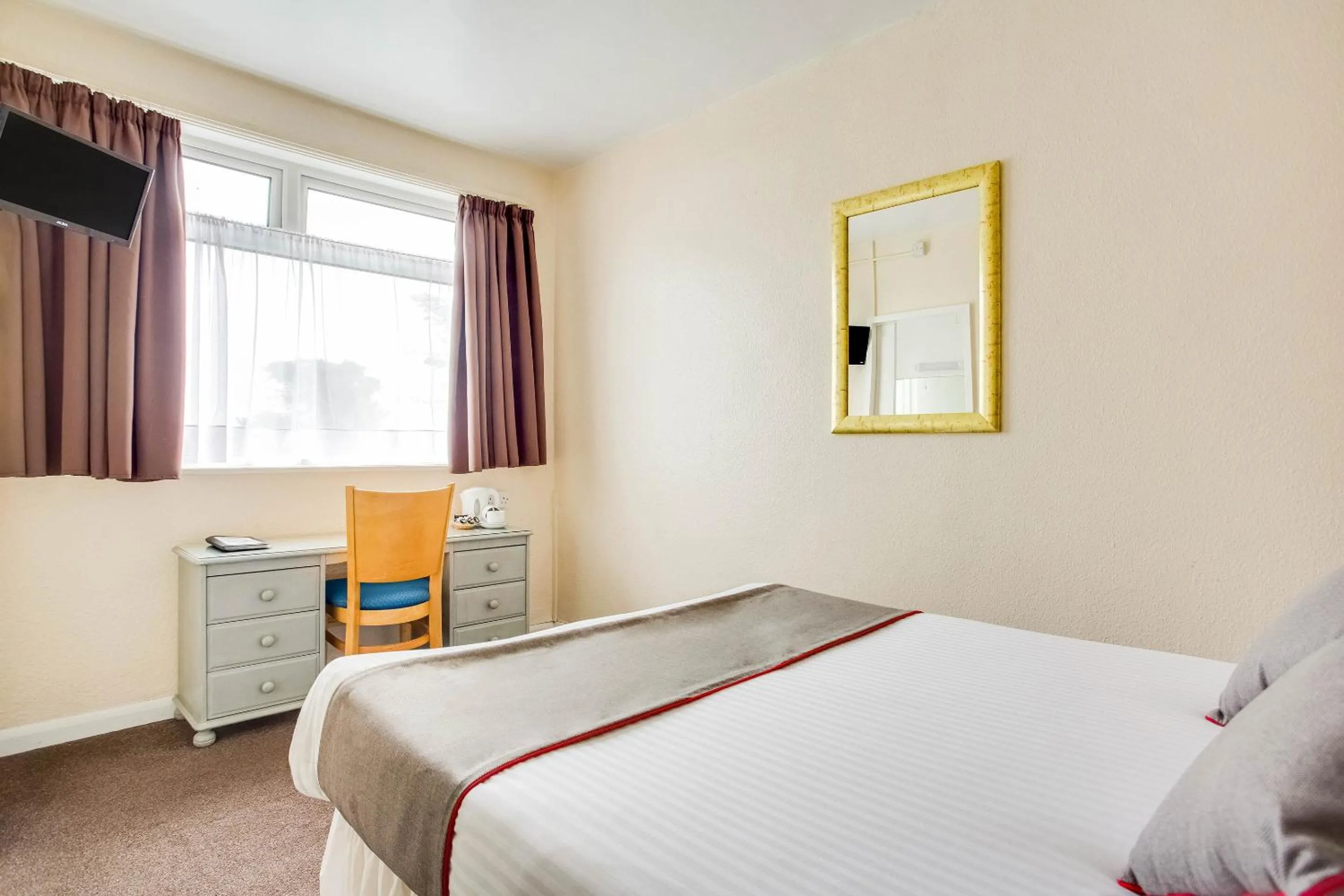 Bedroom in OYO Godolphin Arms Hotel