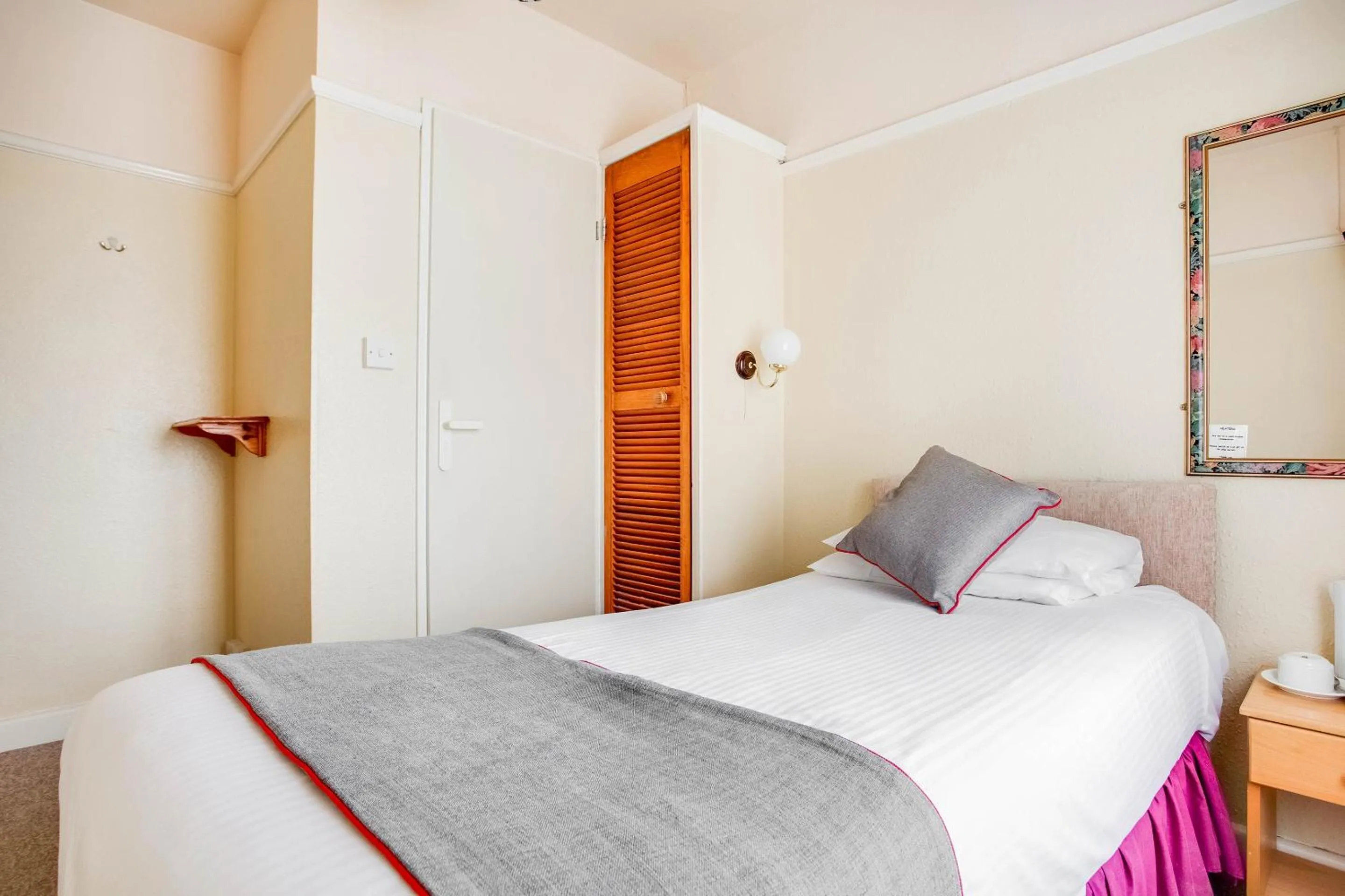 Bedroom in OYO Godolphin Arms Hotel