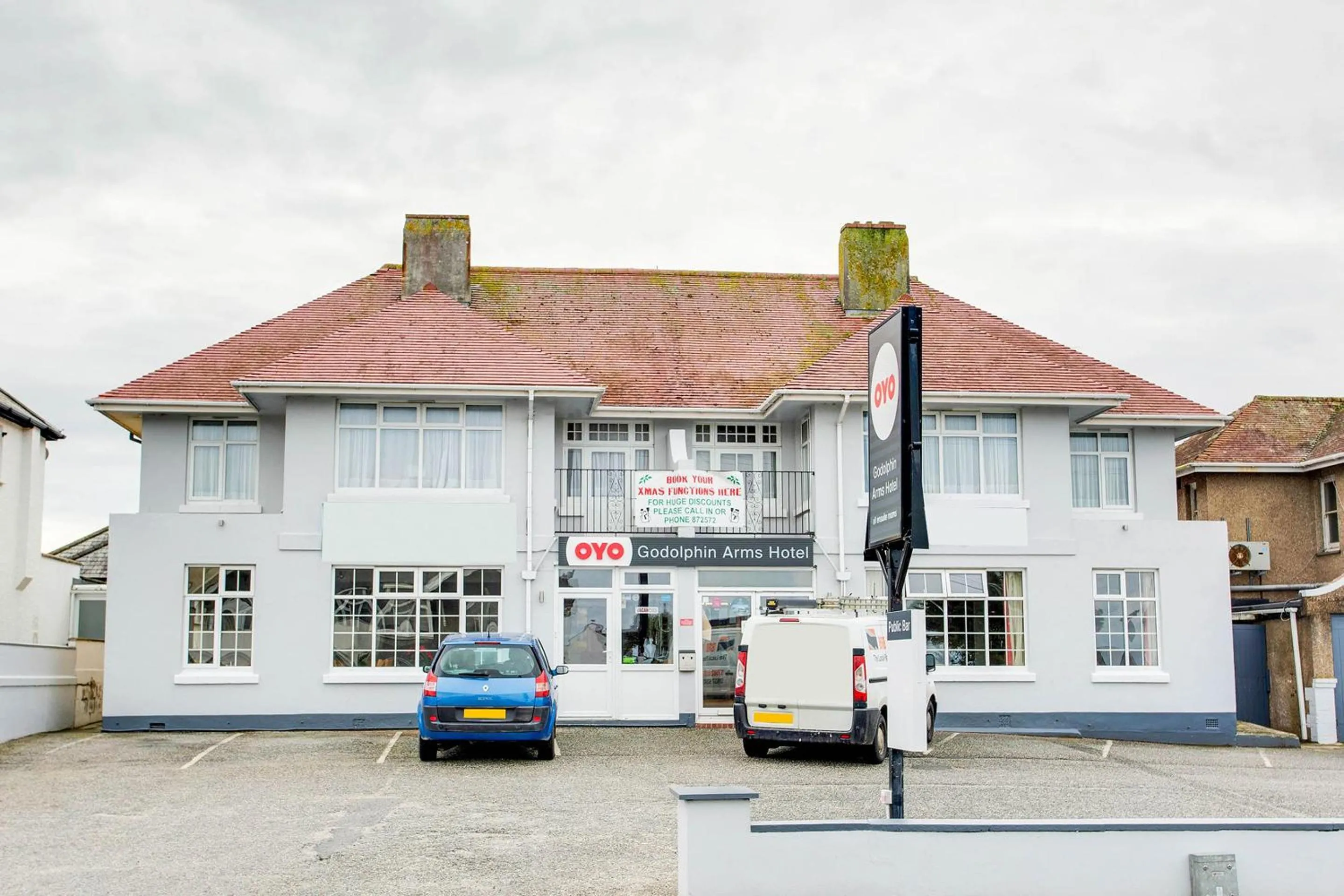 Facade/entrance in OYO Godolphin Arms Hotel