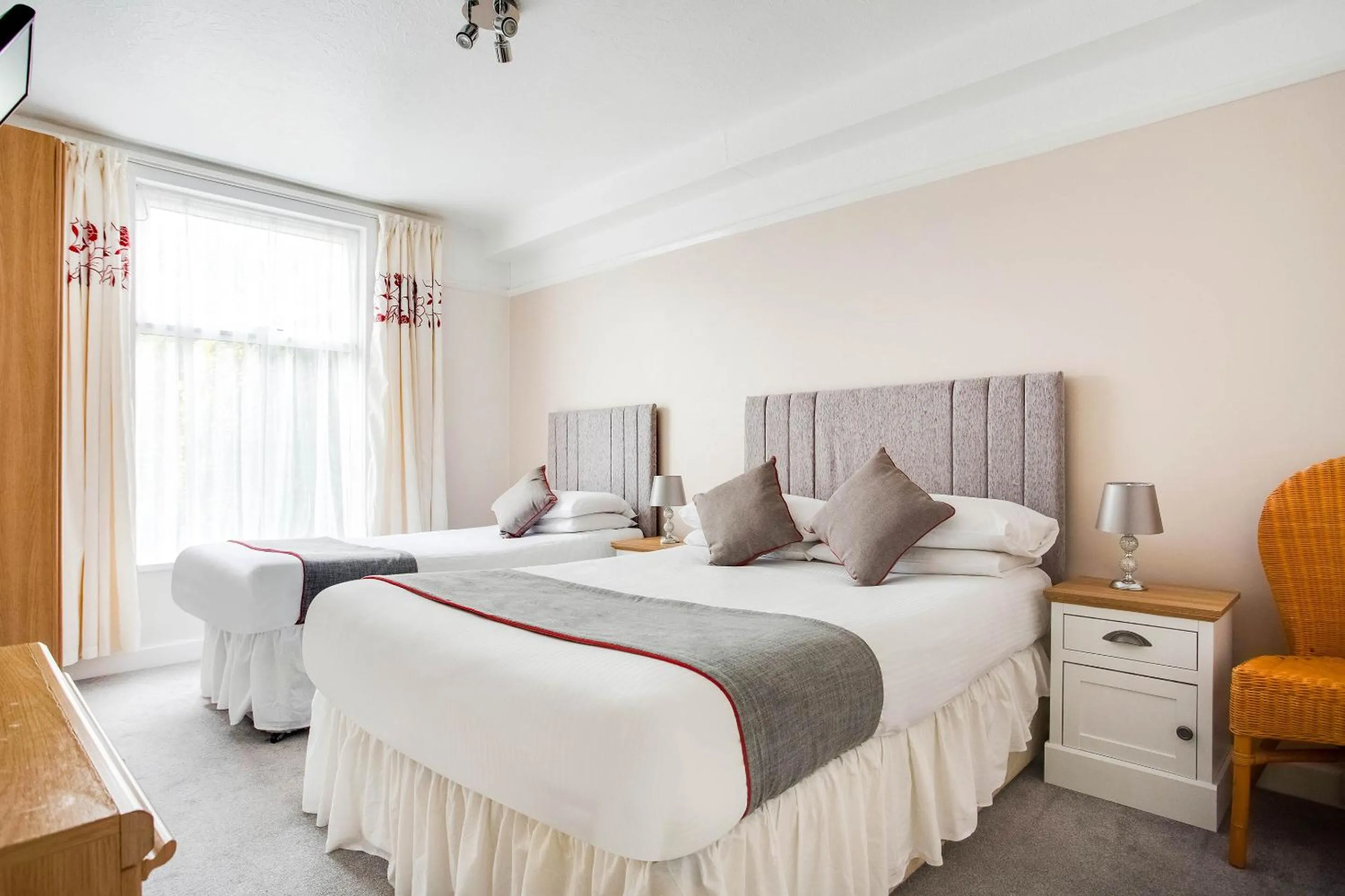 Bedroom in OYO Godolphin Arms Hotel