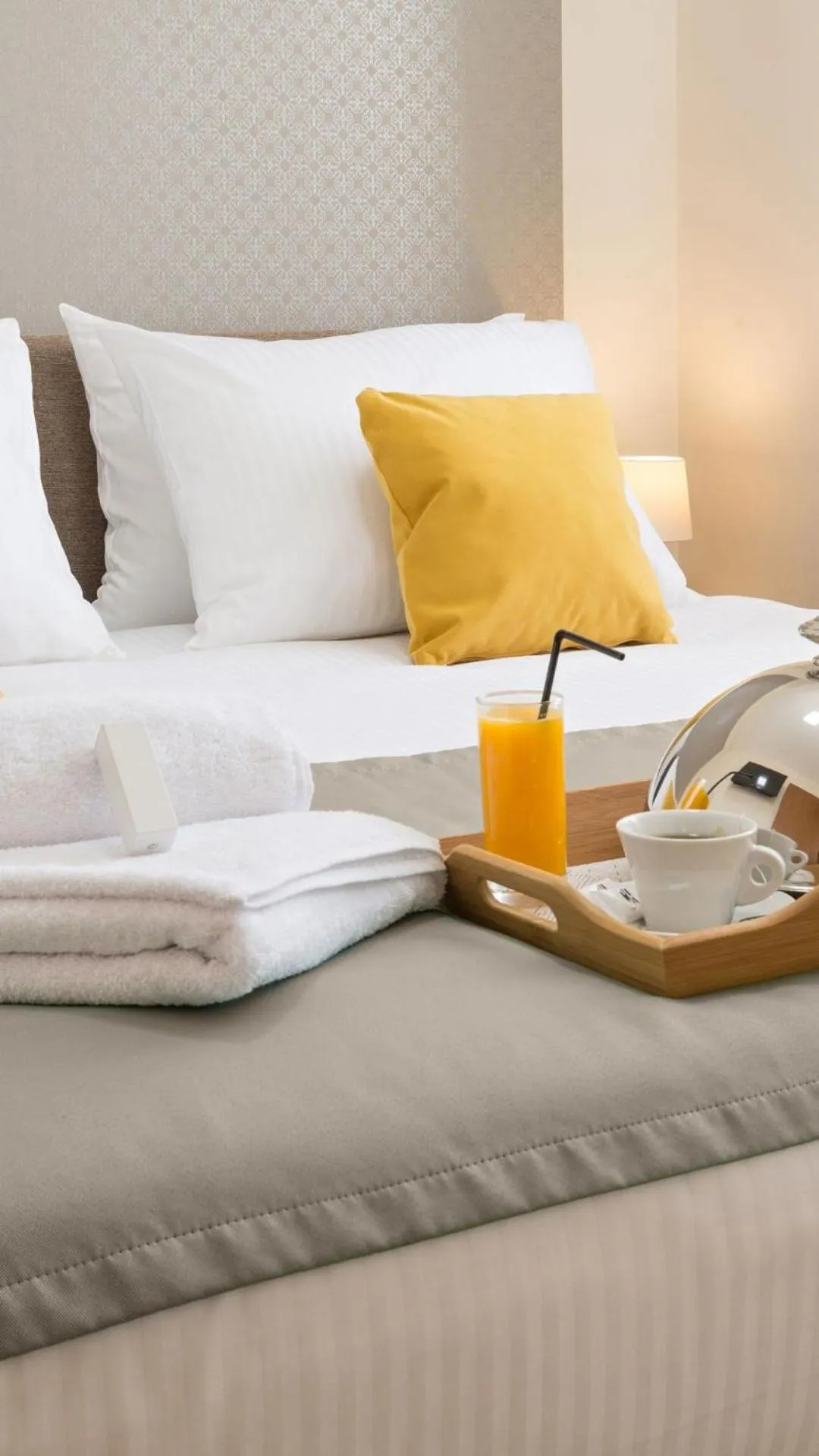 Breakfast, Bed in Hotel Mediterraneo Quito