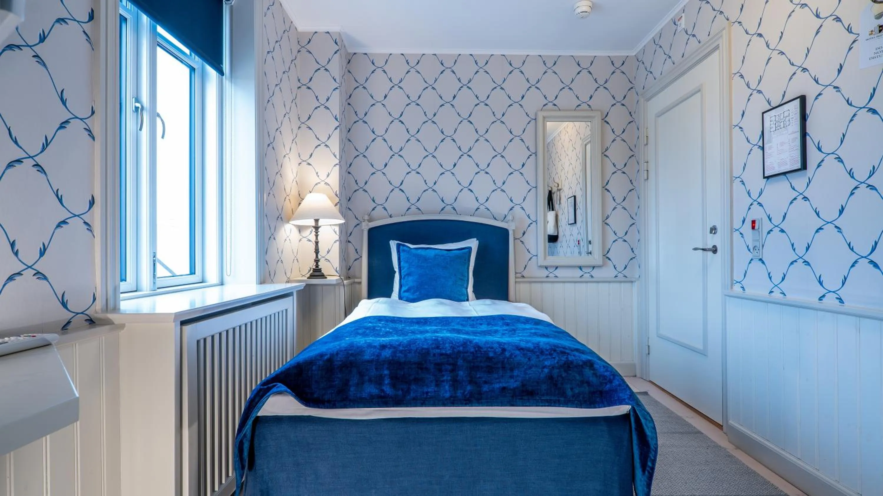 Budget Single Room in Hotel Bretagne