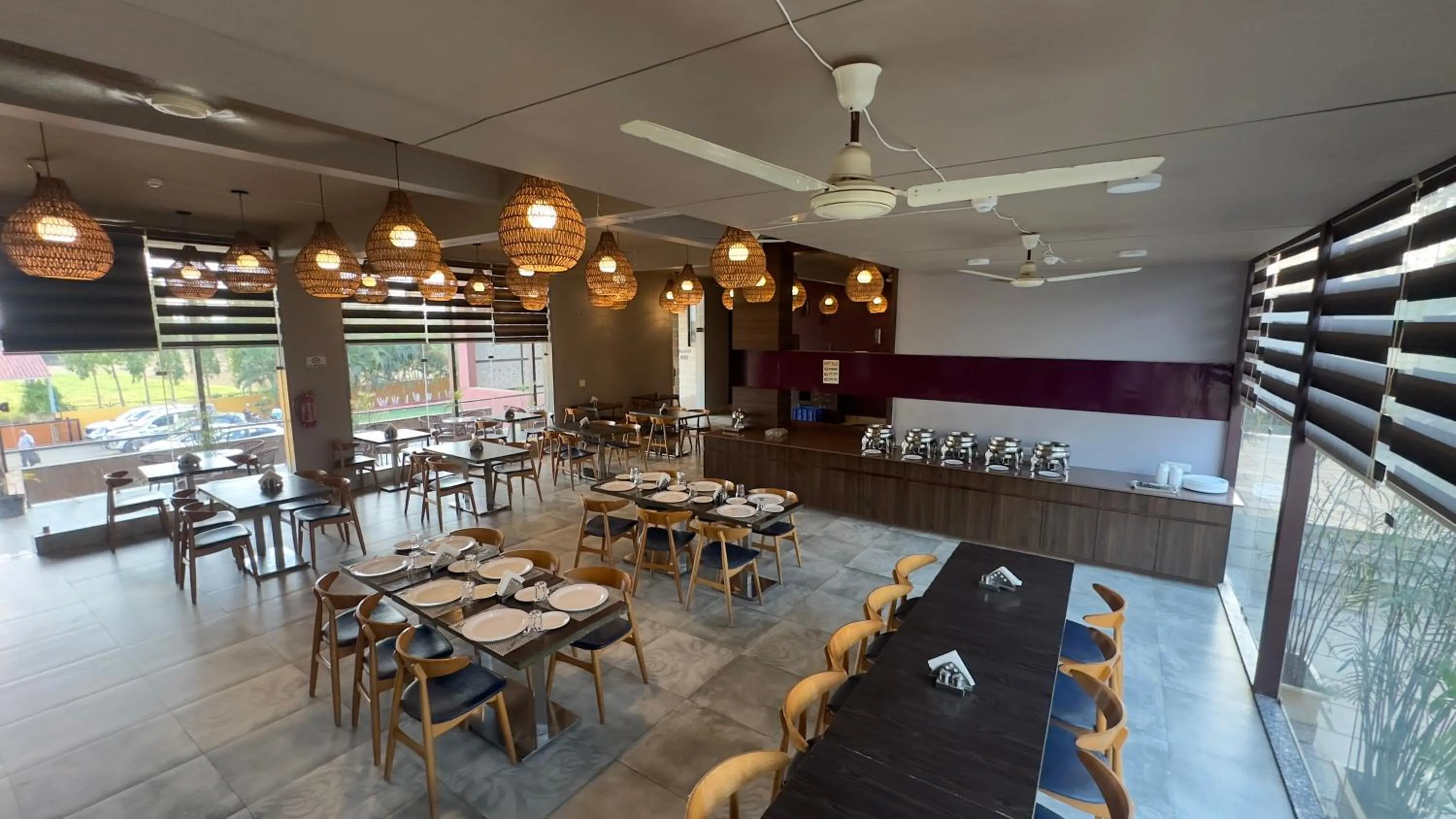 Restaurant/places to eat in Lion Park Hotel & Resorts