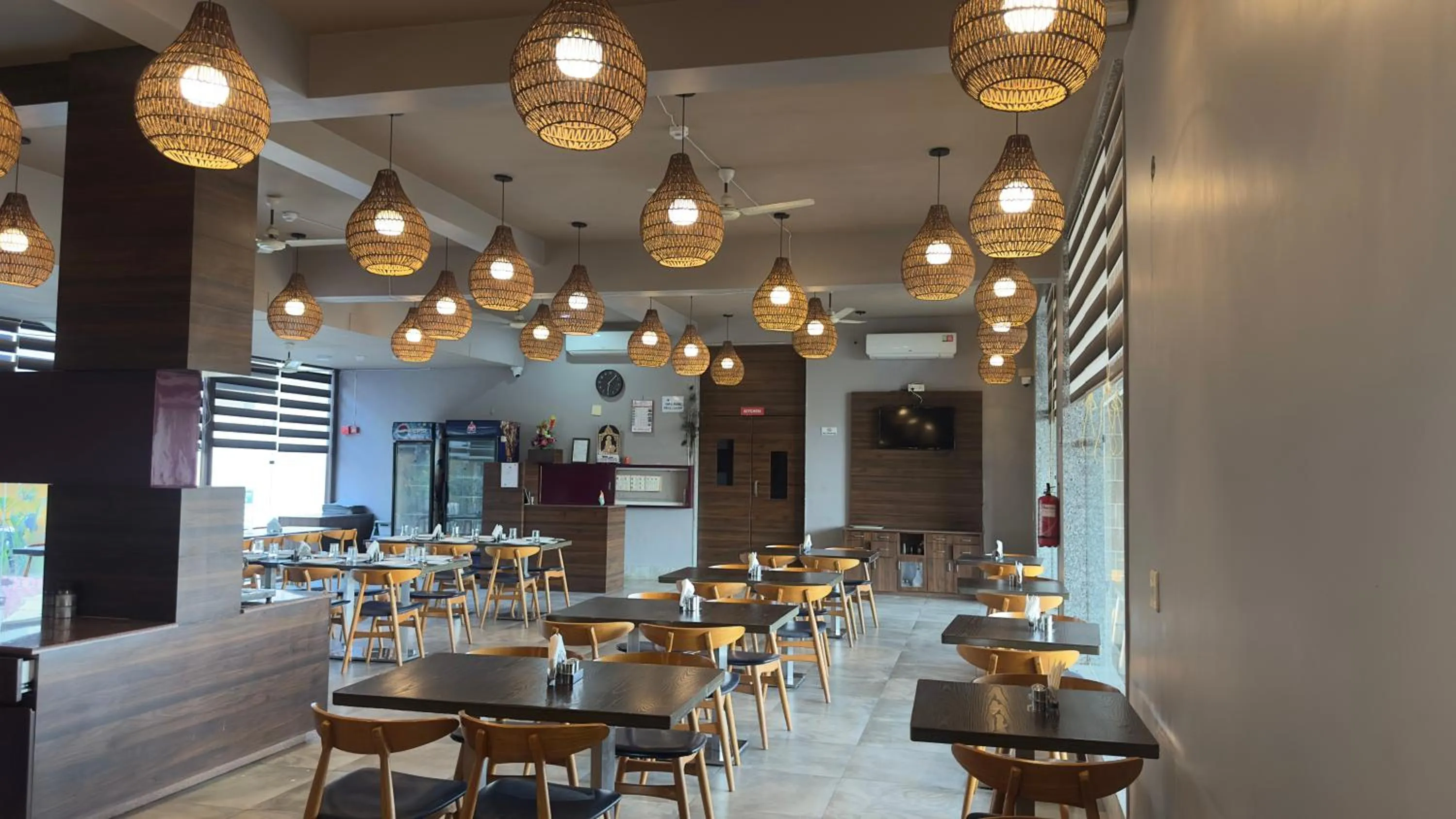 Restaurant/places to eat in Lion Park Hotel & Resorts