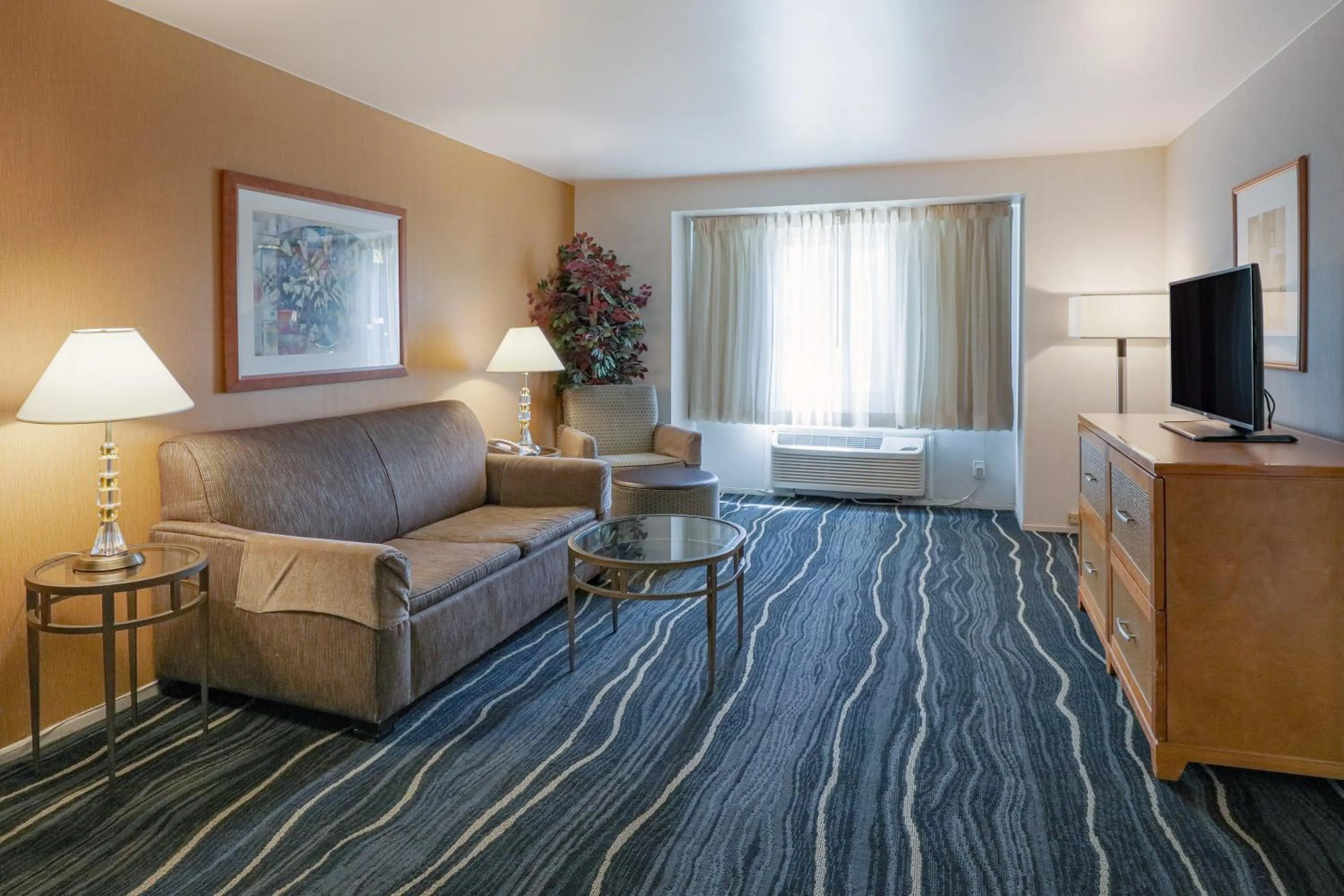 Living room, Bed in Ramada by Wyndham Costa Mesa/Newport Beach
