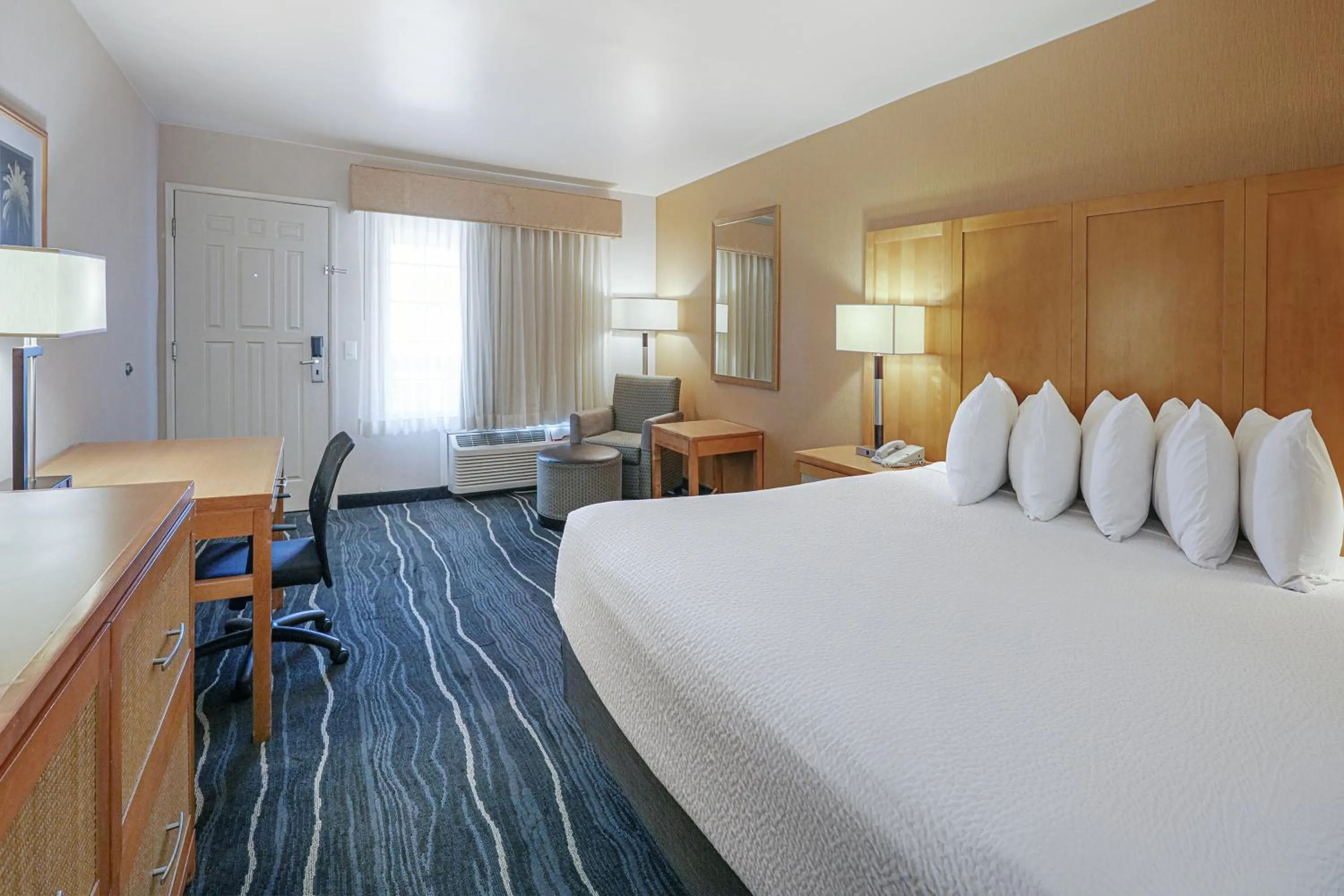 Bedroom, Bed in Ramada by Wyndham Costa Mesa/Newport Beach