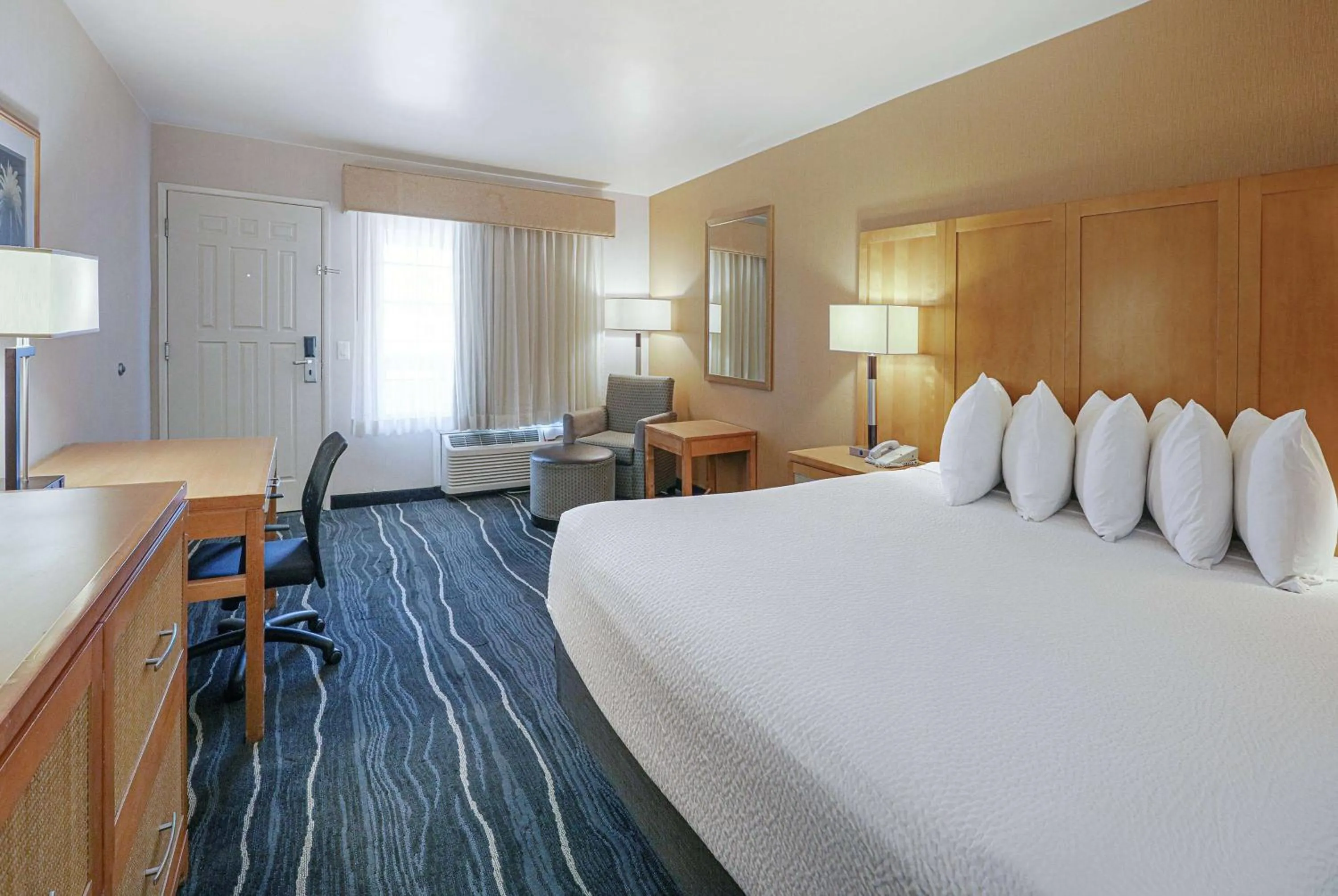 Photo of the whole room, Bed in Ramada by Wyndham Costa Mesa/Newport Beach