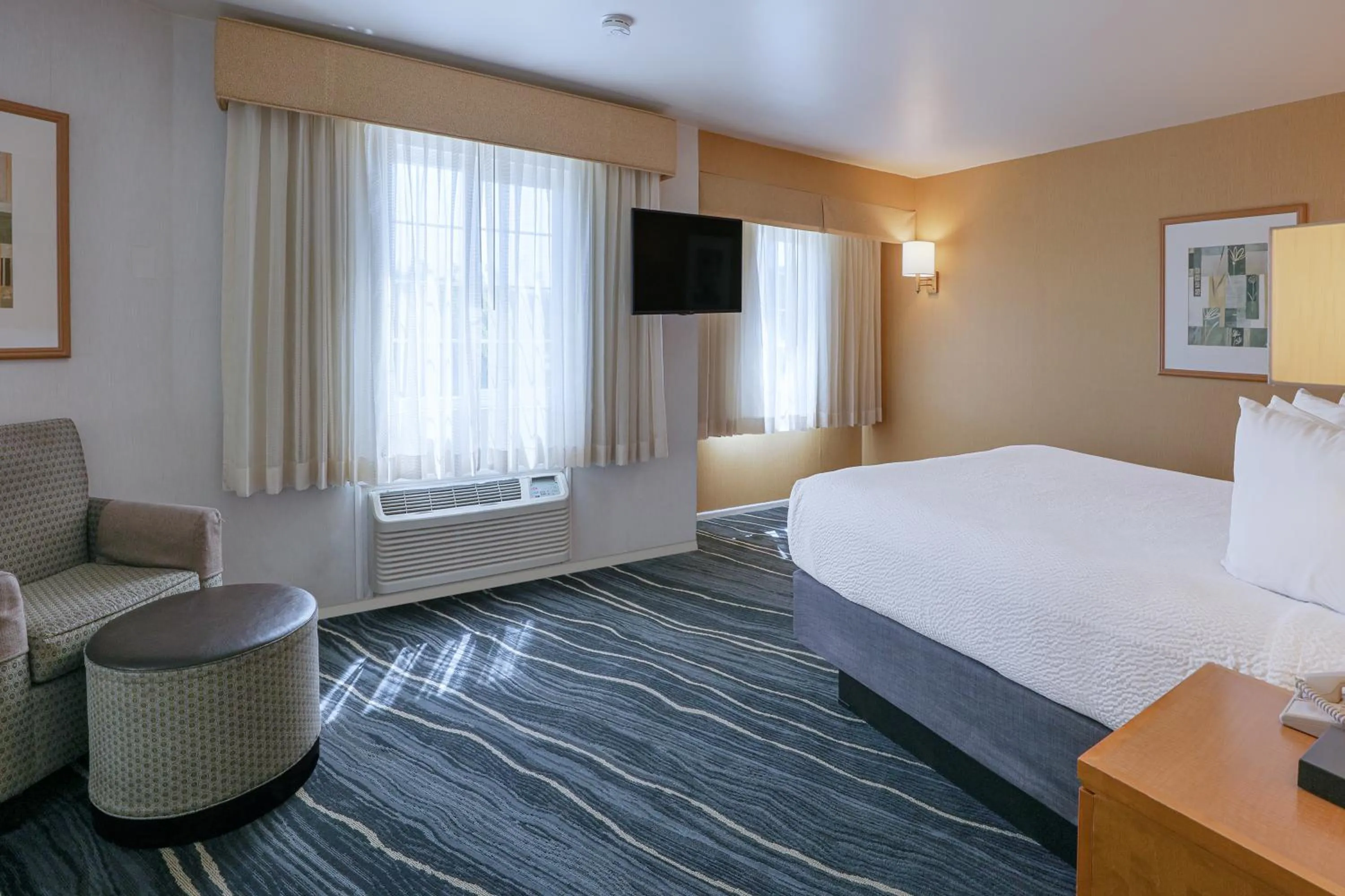 Bedroom, Bed in Ramada by Wyndham Costa Mesa/Newport Beach