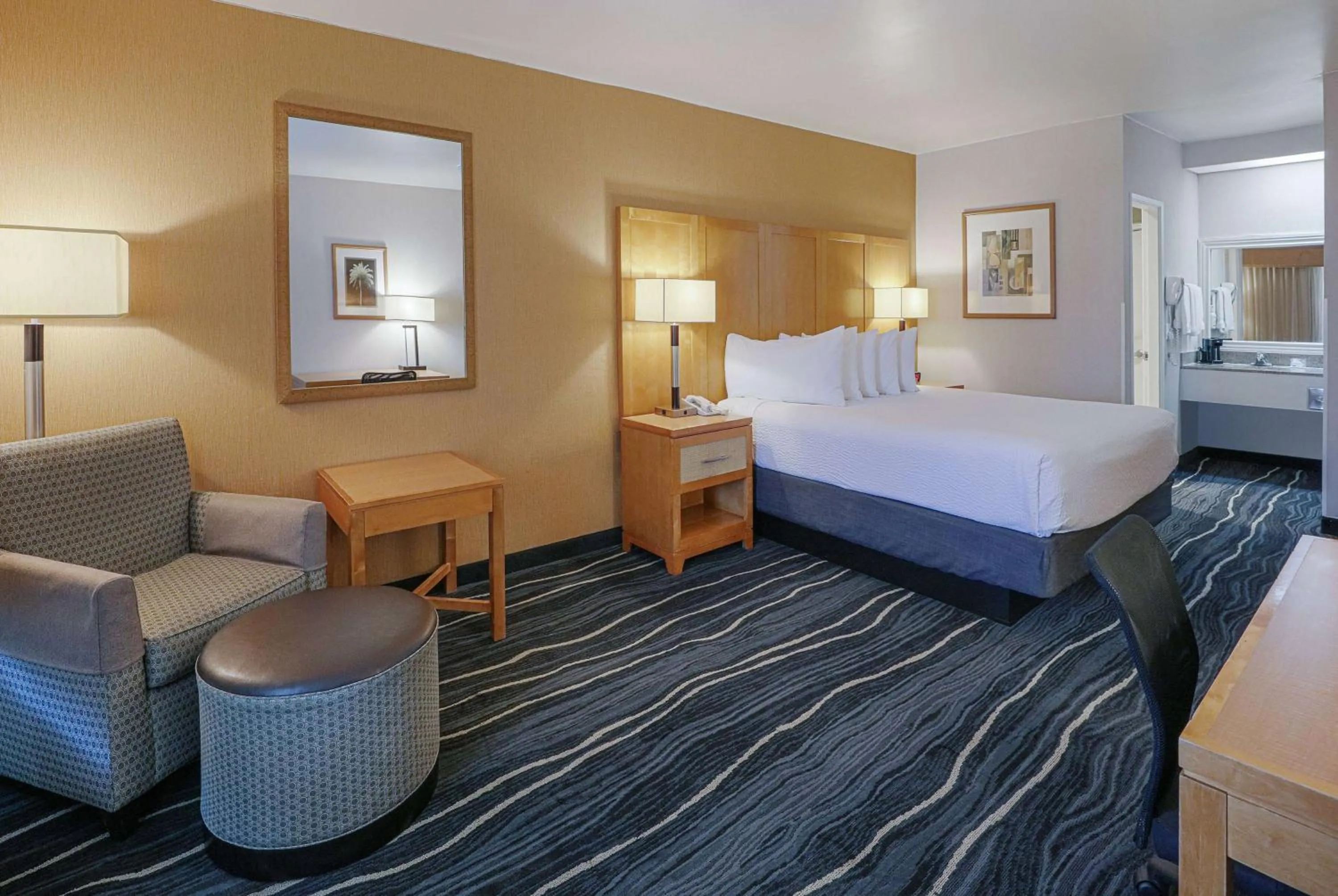 Photo of the whole room, Bed in Ramada by Wyndham Costa Mesa/Newport Beach