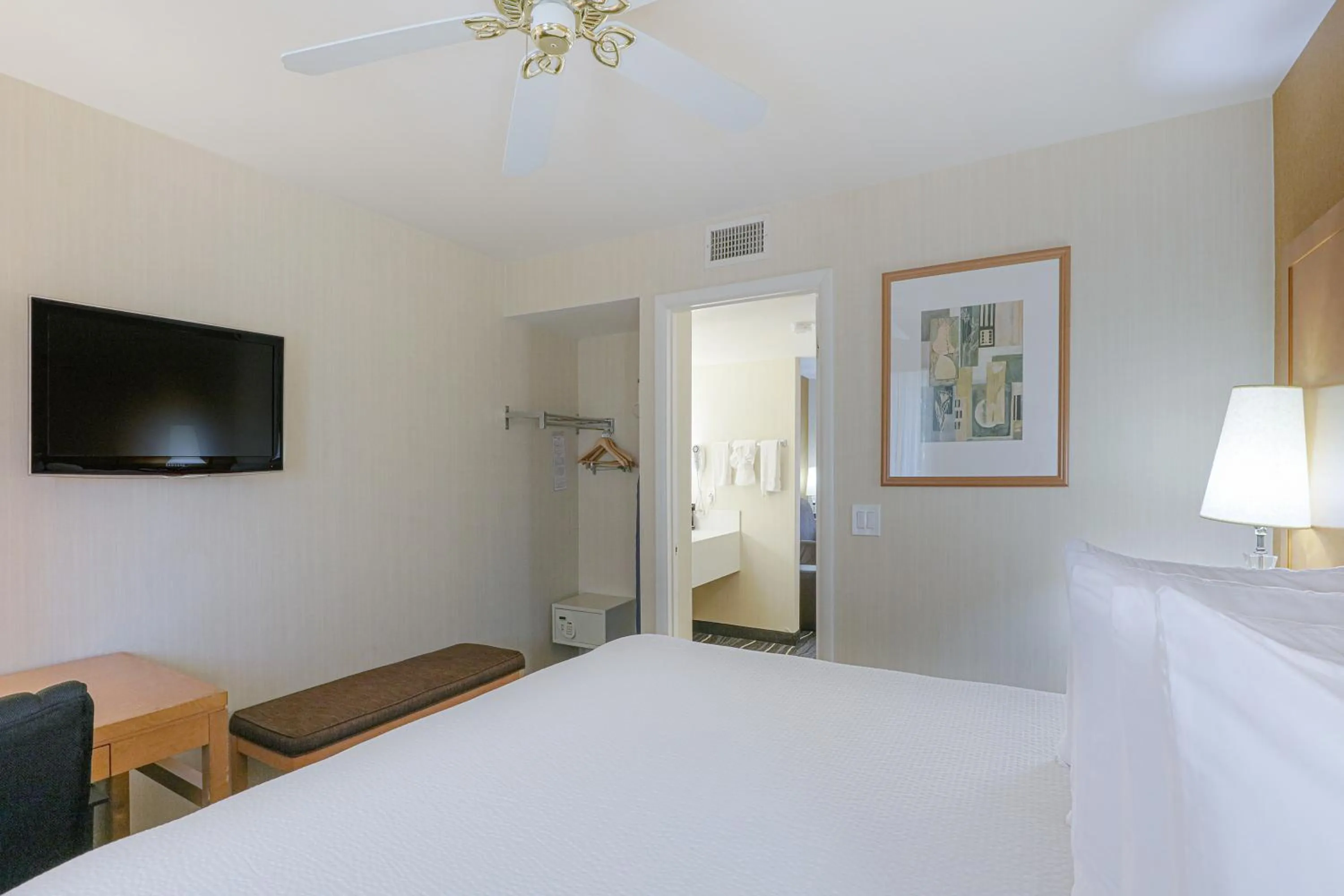 Bedroom, Bed in Ramada by Wyndham Costa Mesa/Newport Beach