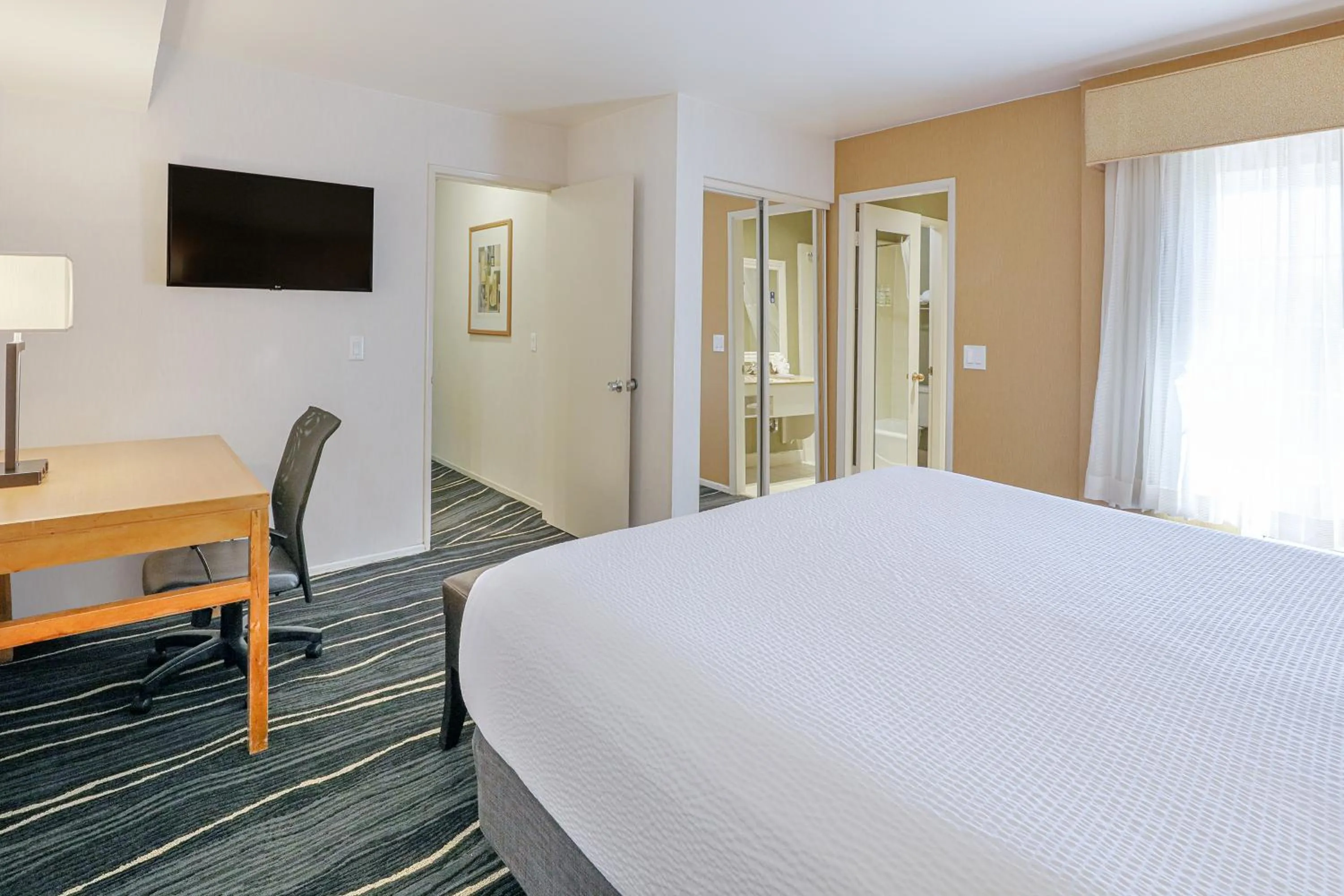 Bedroom, Bed in Ramada by Wyndham Costa Mesa/Newport Beach