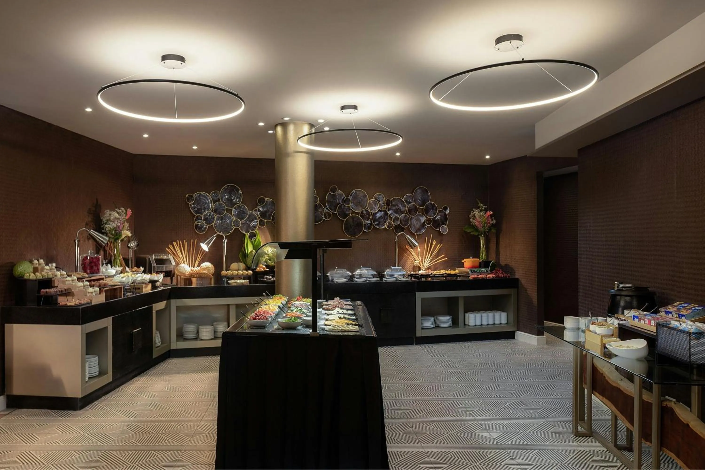 Restaurant/places to eat in Renaissance Panama City Hotel