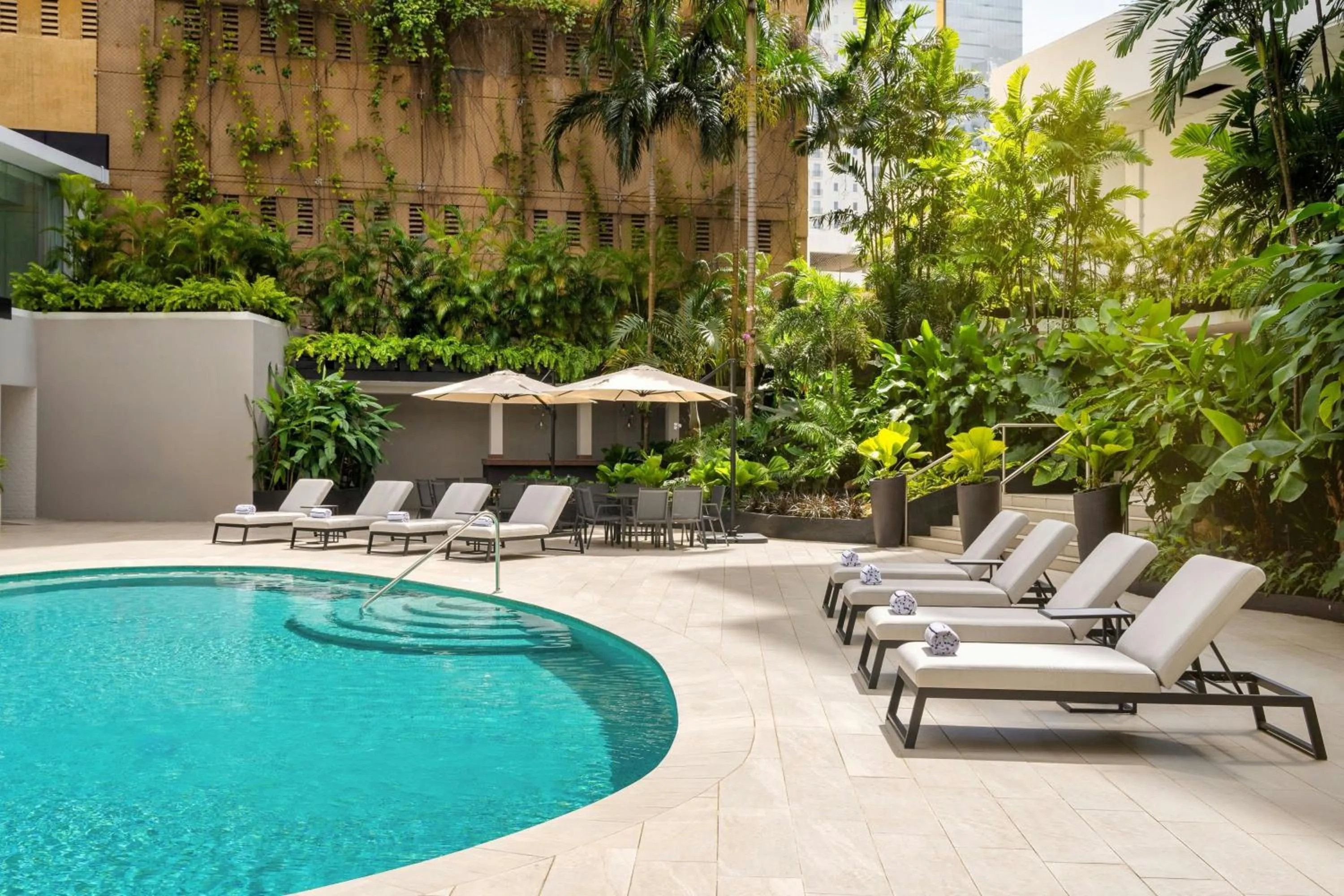 Swimming pool in Renaissance Panama City Hotel