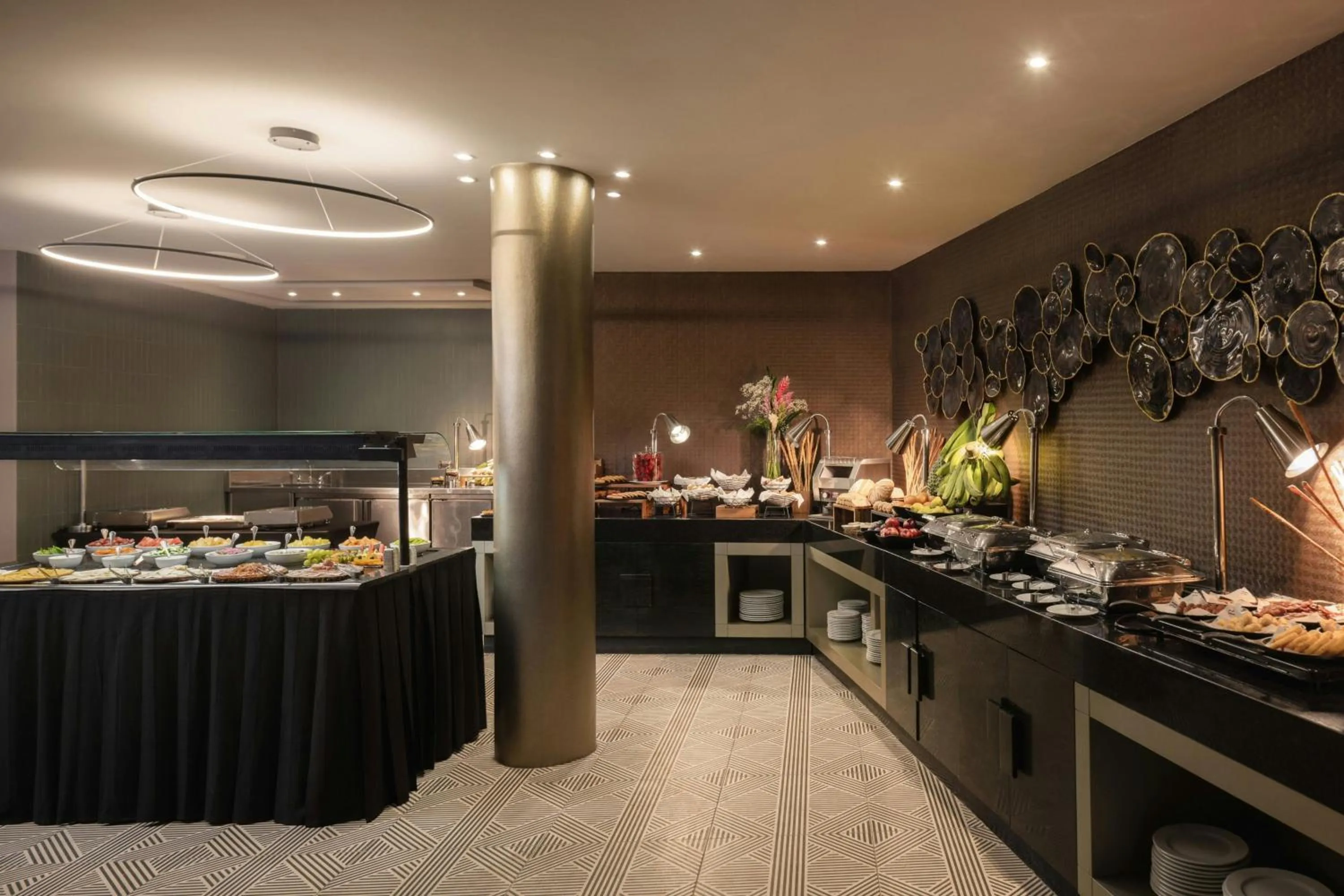 Restaurant/places to eat in Renaissance Panama City Hotel