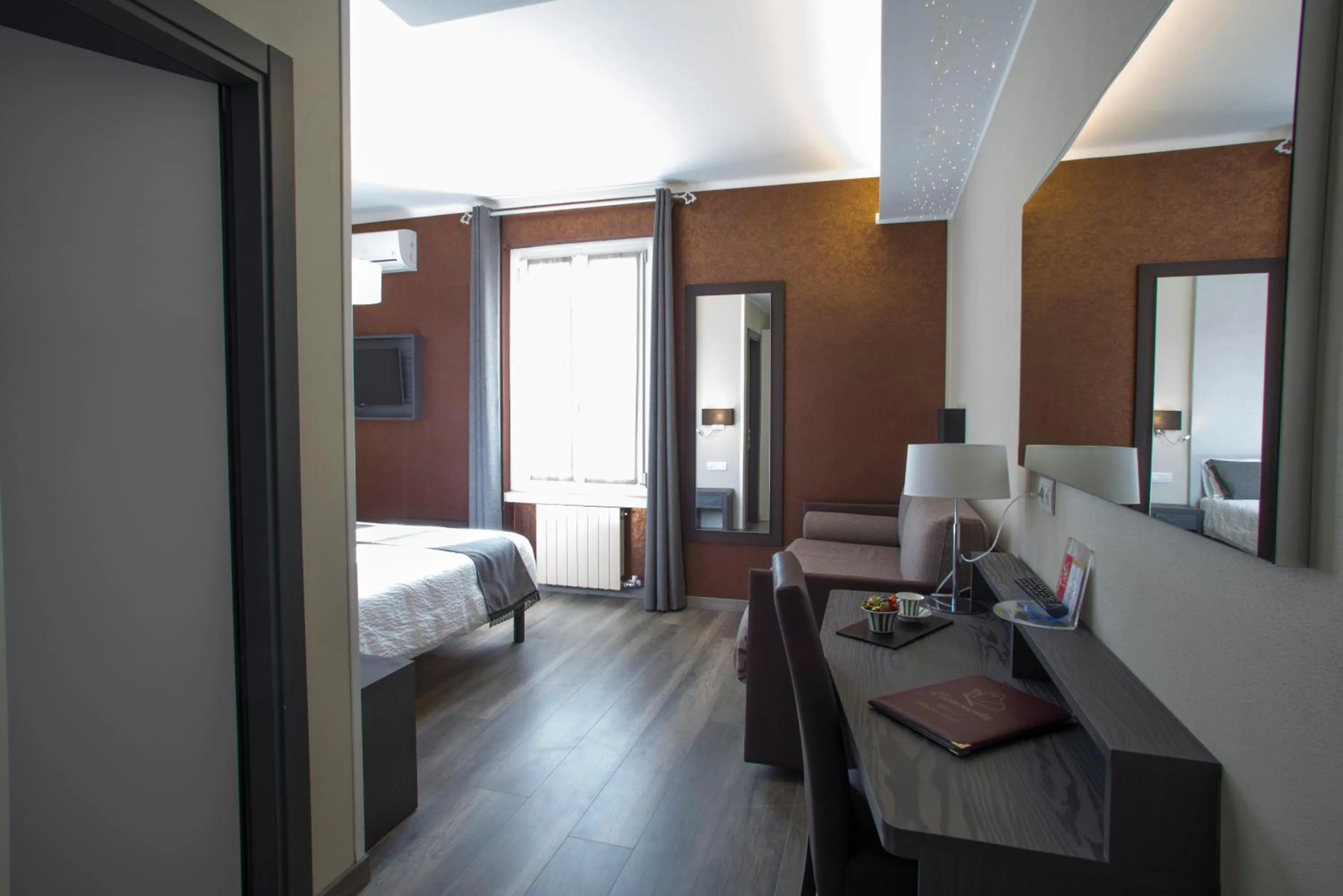 View (from property/room), Bed in Hotel Ristorante Eurossola