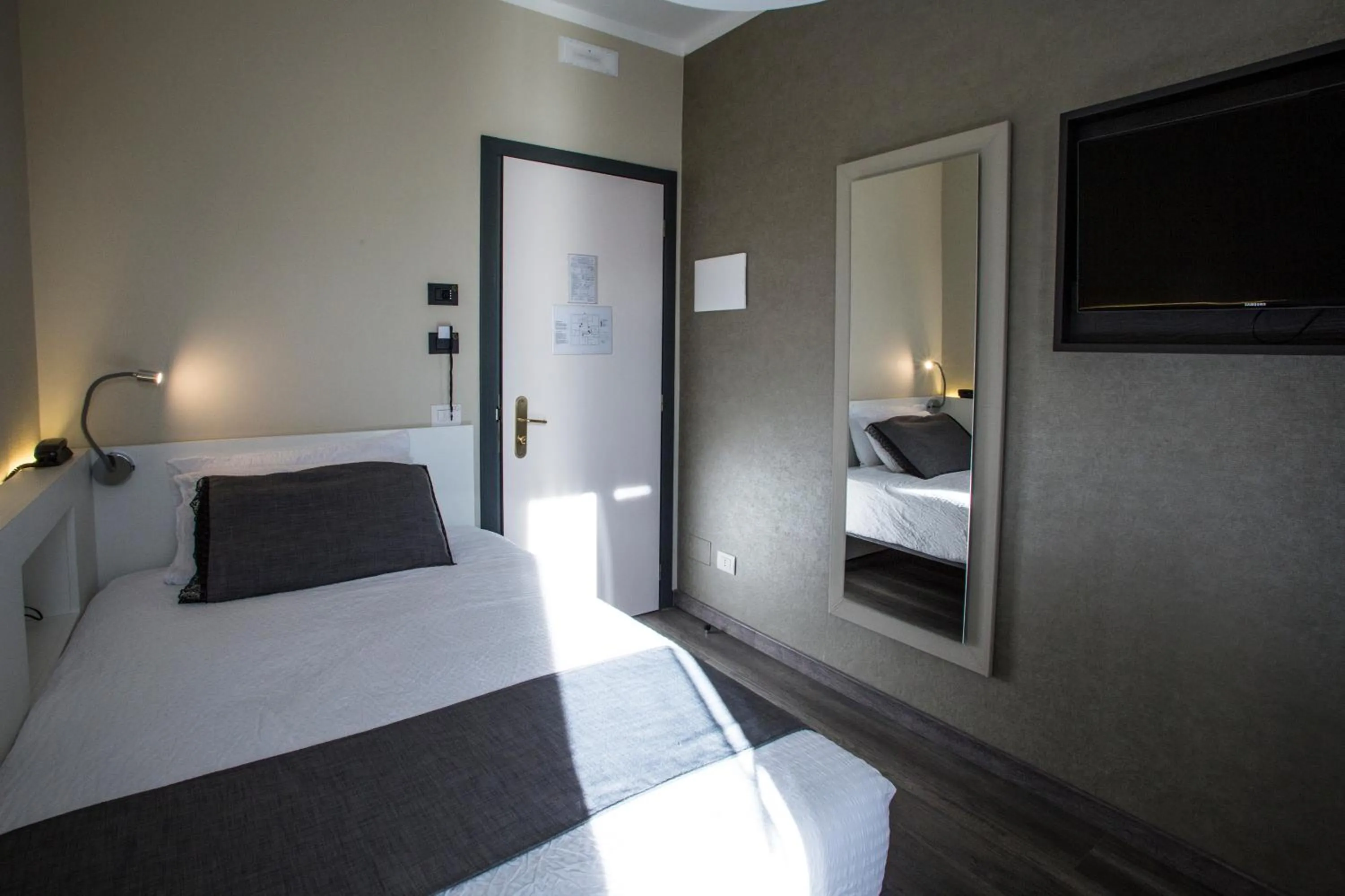 View (from property/room), Bed in Hotel Ristorante Eurossola