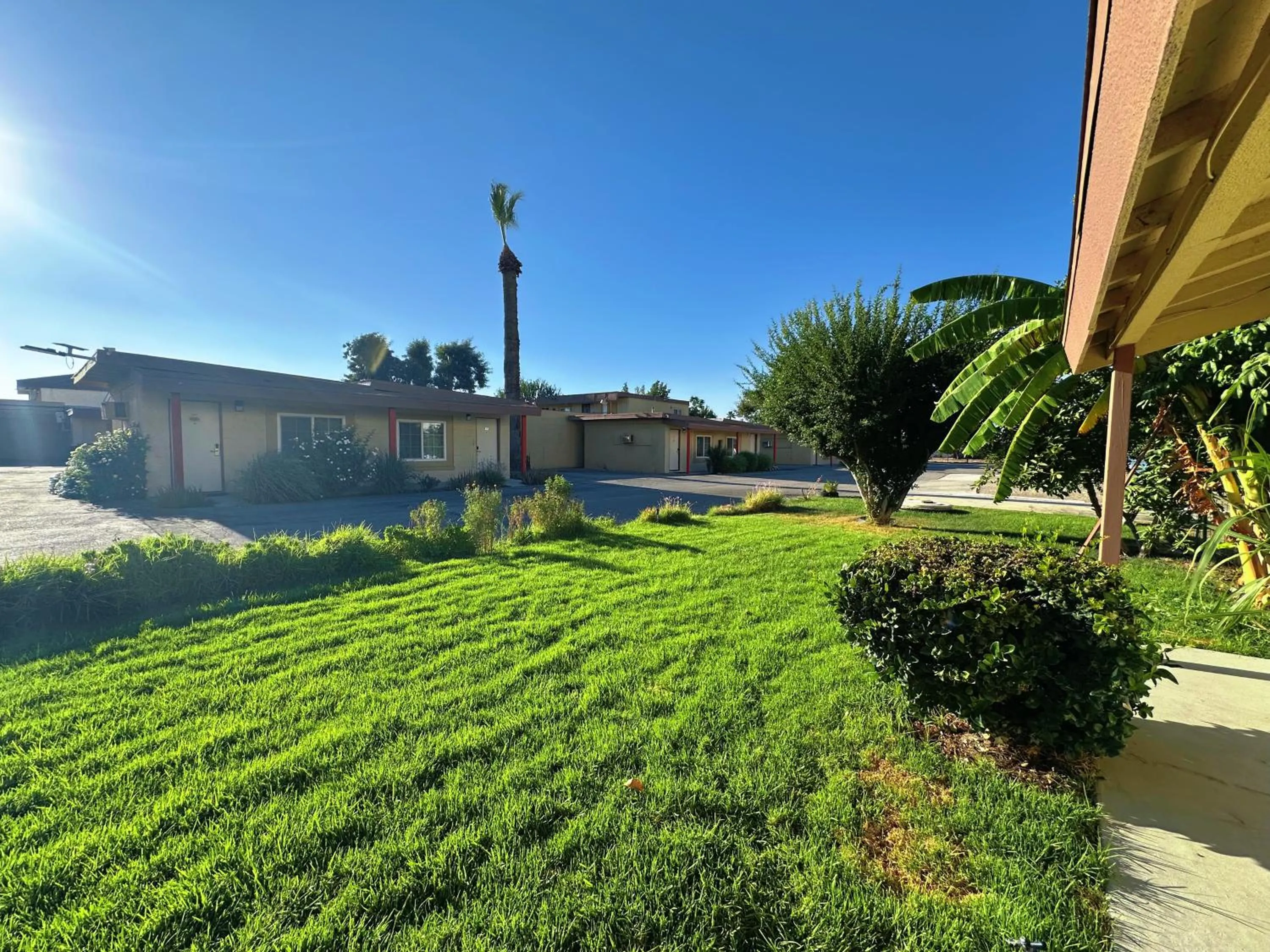 Property building in Royal Inn and Suites