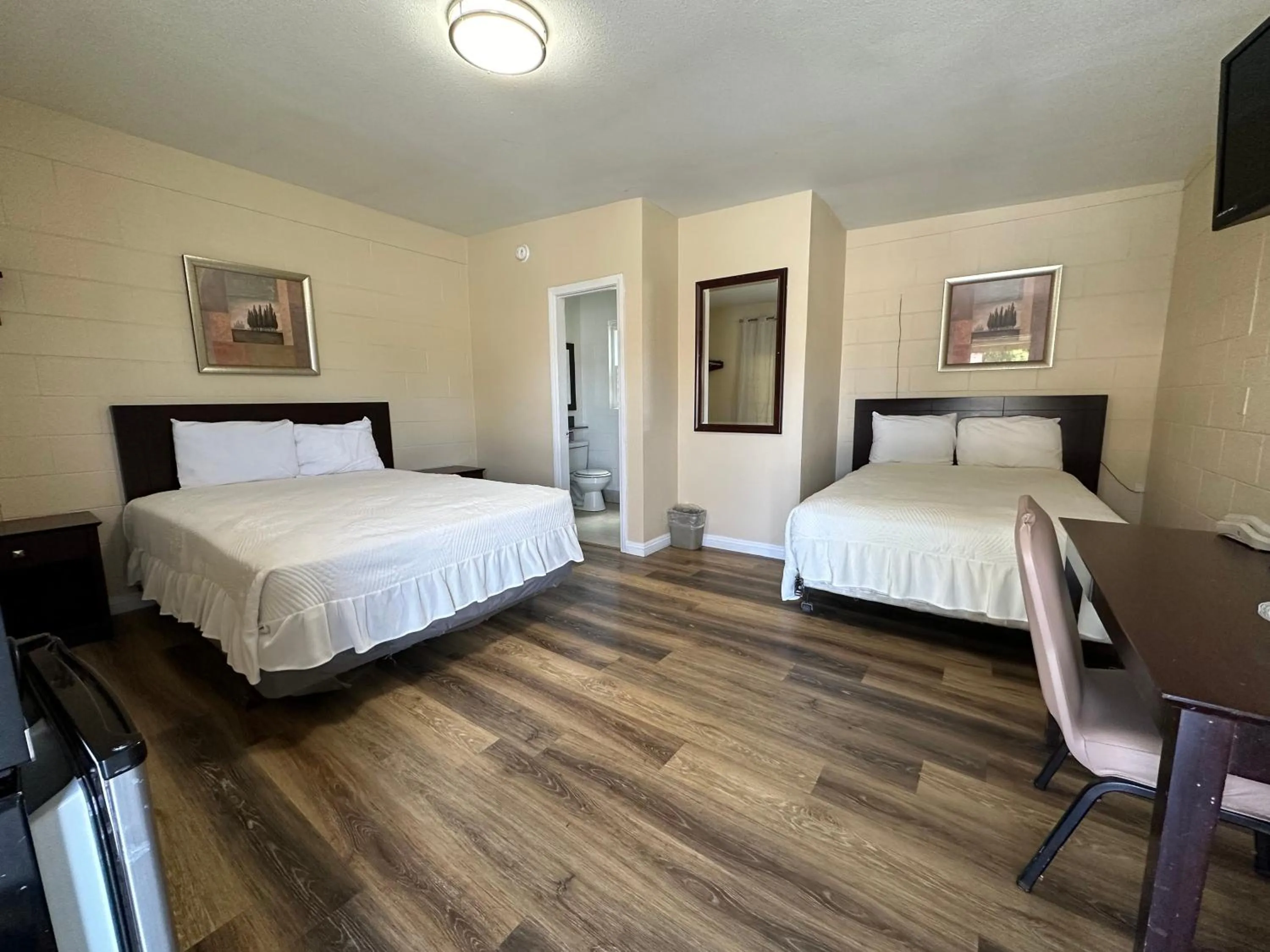 Photo of the whole room, Bed in Royal Inn and Suites