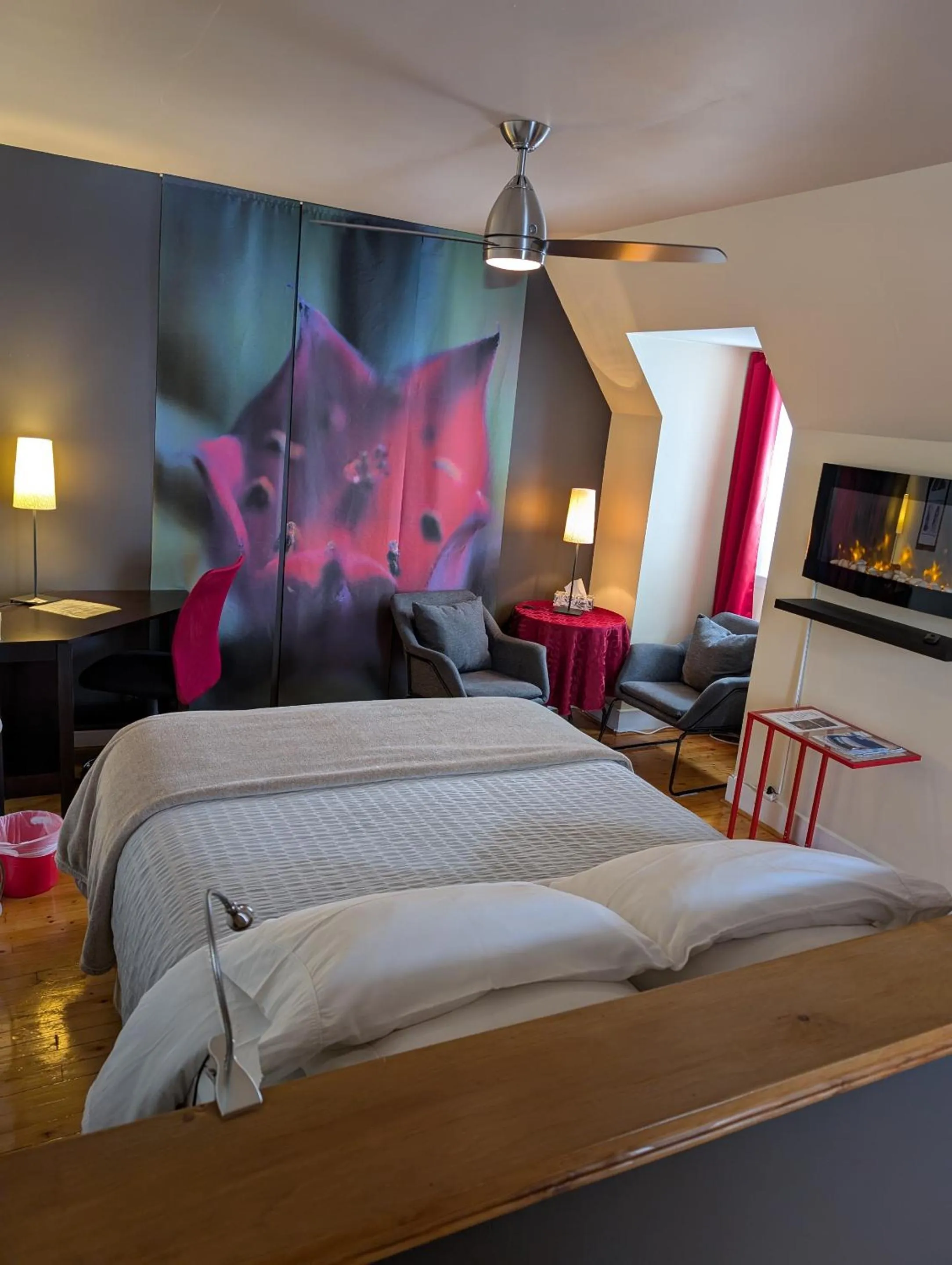 Bedroom, Bed in Chateau Murdock Gite