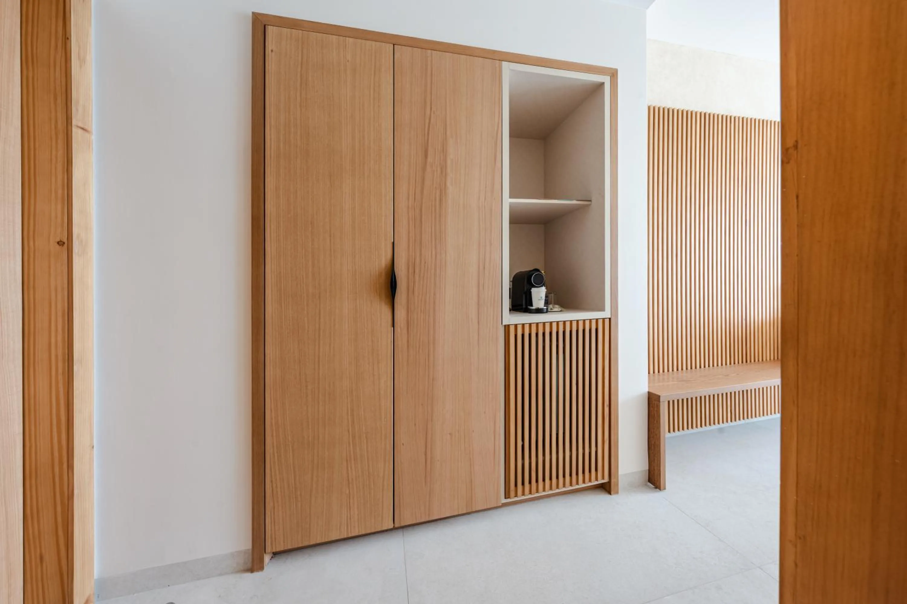 wardrobe in MantaHost Hotel