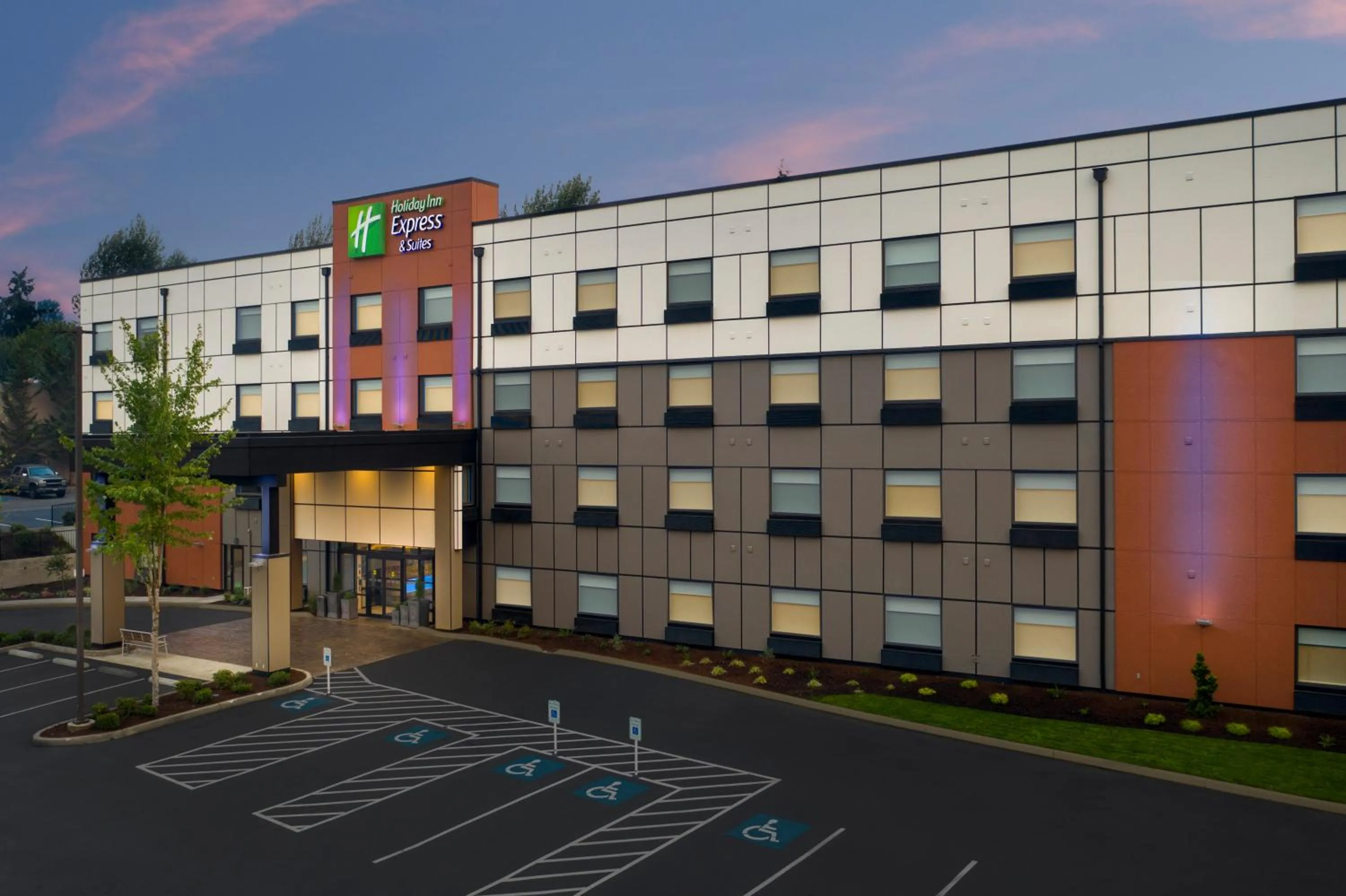 Property building in Holiday Inn Express Puyallup by IHG