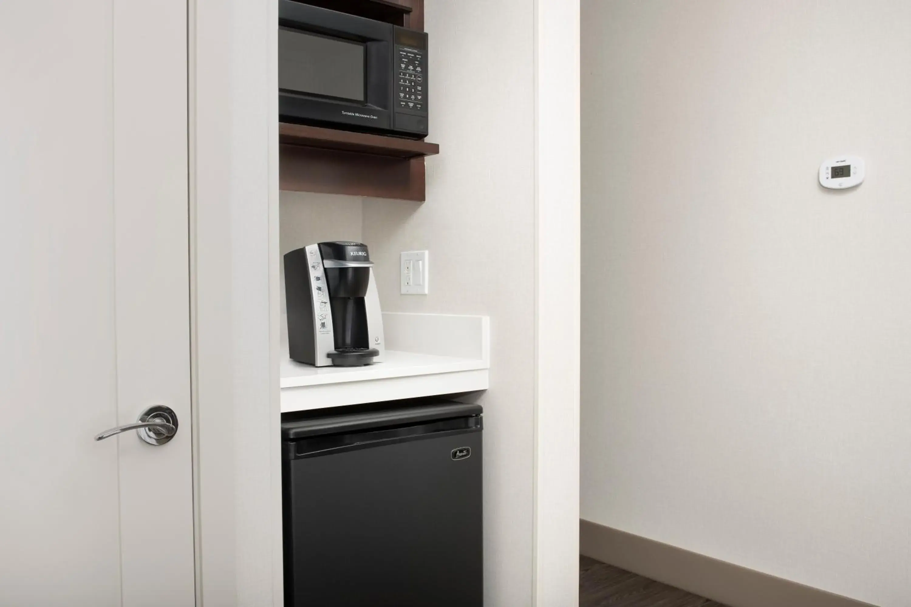 Standard King Room with Sofa Bed in Holiday Inn Express Puyallup by IHG Standard King Room with Sofa Bed in Holiday Inn Express Puyallup by IHG