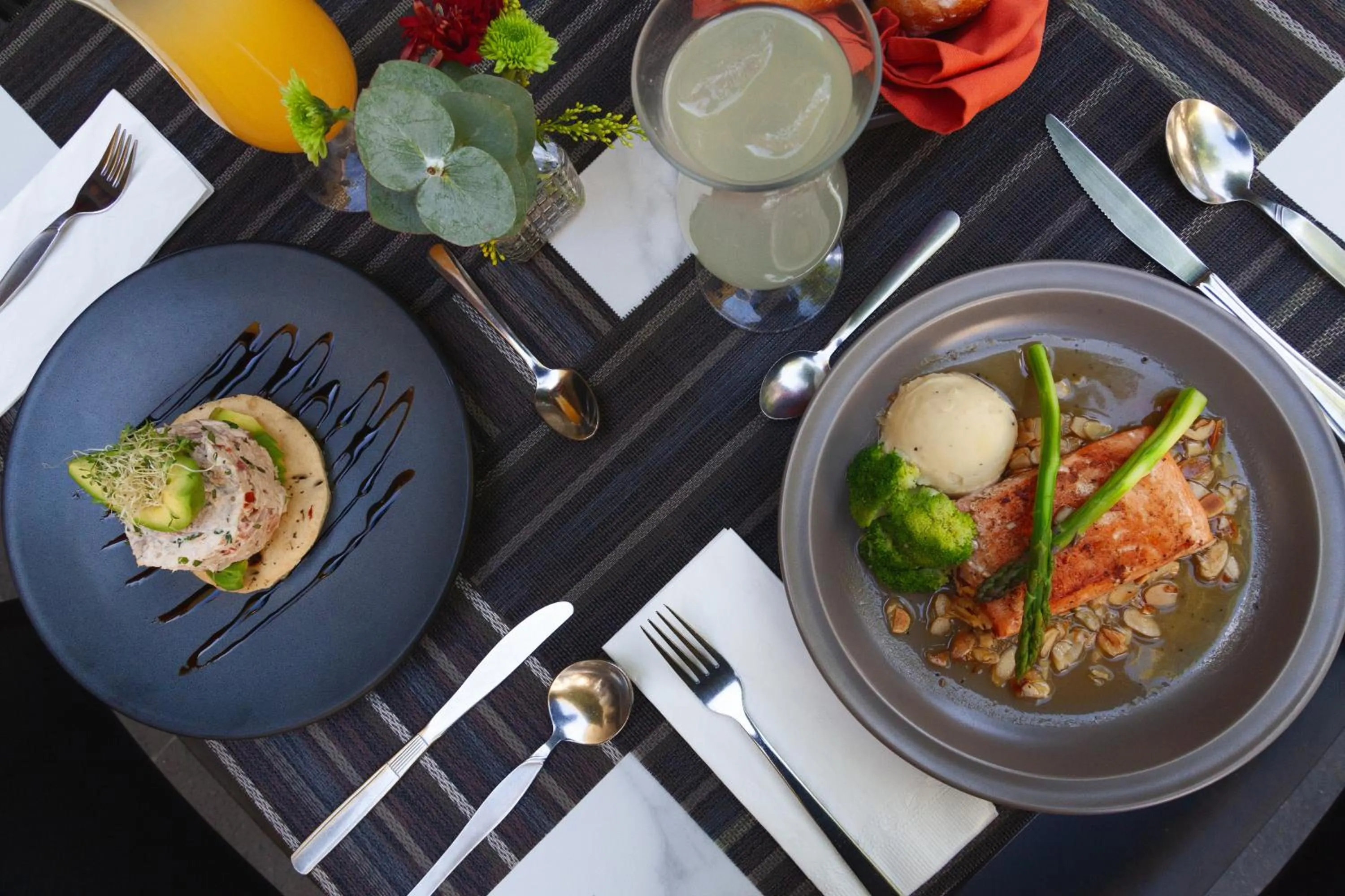 Restaurant/places to eat in Plaza Camelinas Hotel