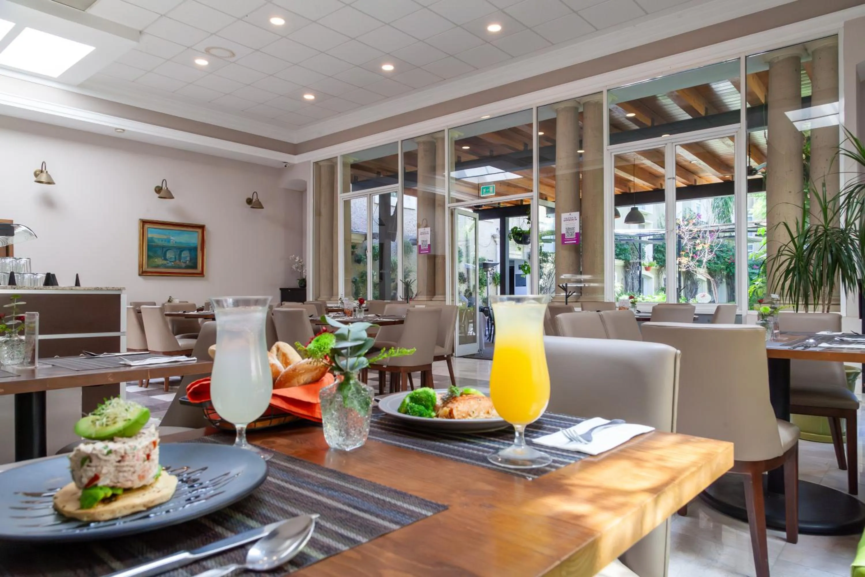 Restaurant/places to eat in Plaza Camelinas Hotel