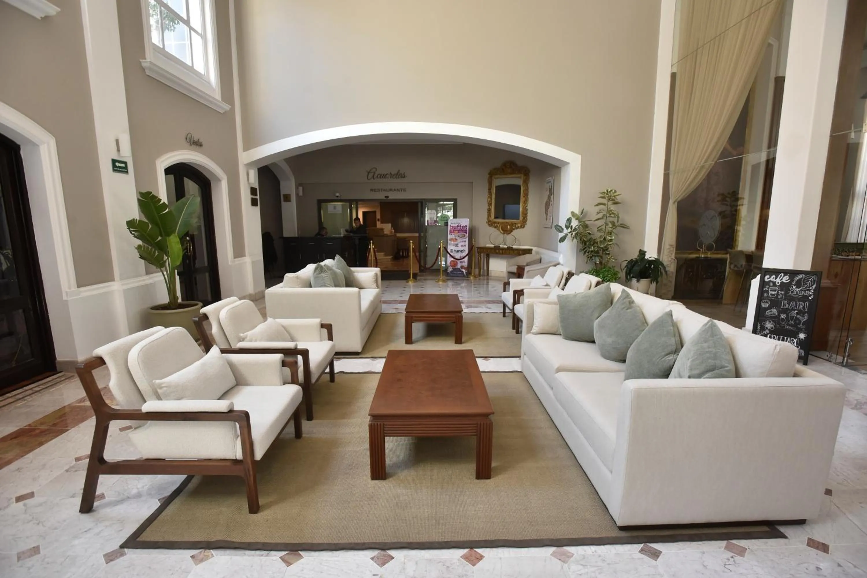 Living room in Plaza Camelinas Hotel