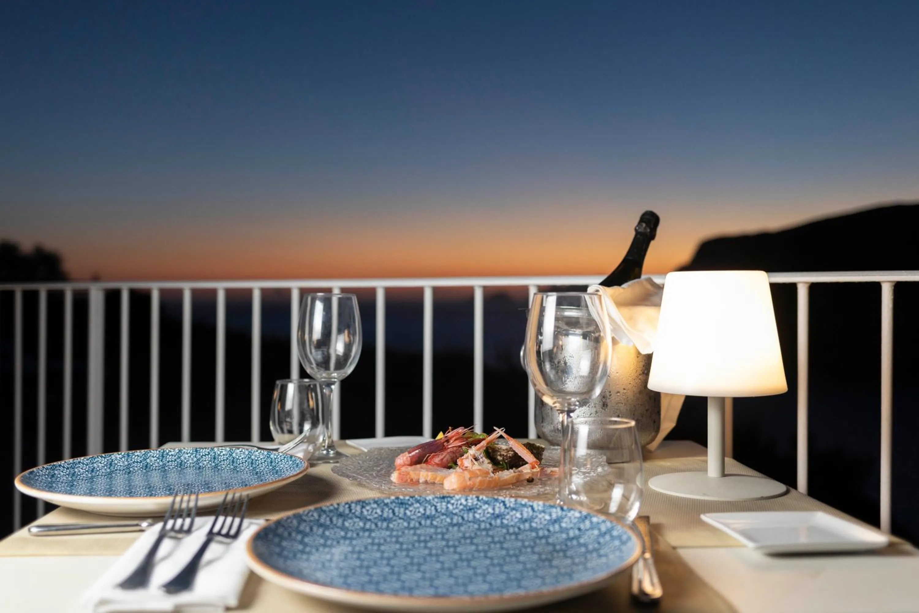 Restaurant/places to eat in Hotel Chiaia Di Luna