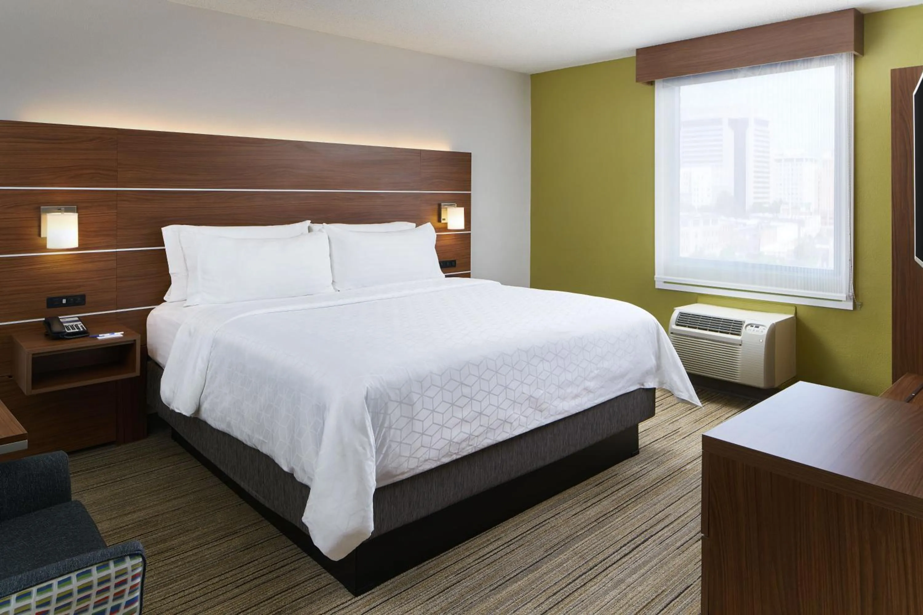 Photo of the whole room, Bed in Holiday Inn Express - Richmond Downtown by IHG