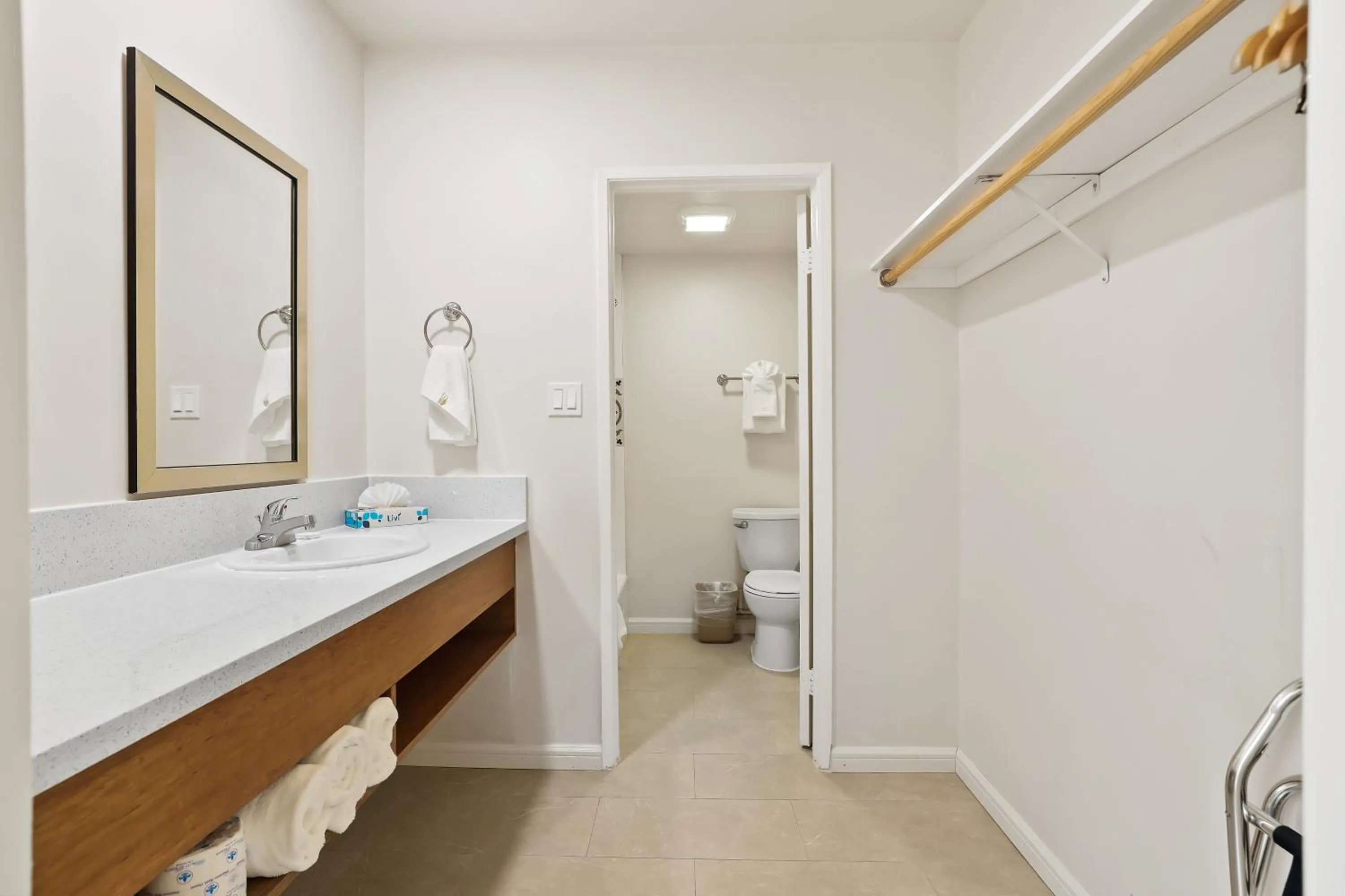 Bathroom in Brookhurst Plaza Inn