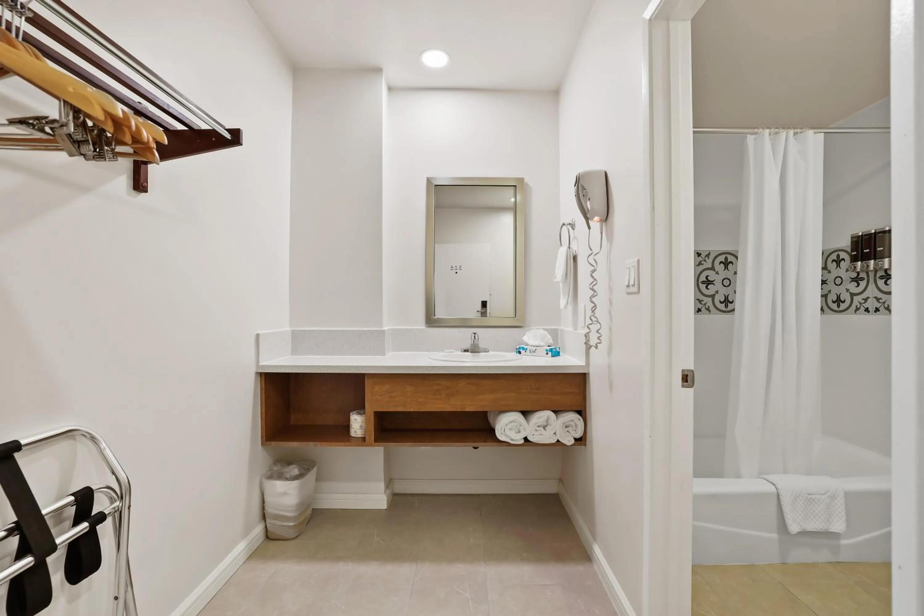 Bathroom in Brookhurst Plaza Inn