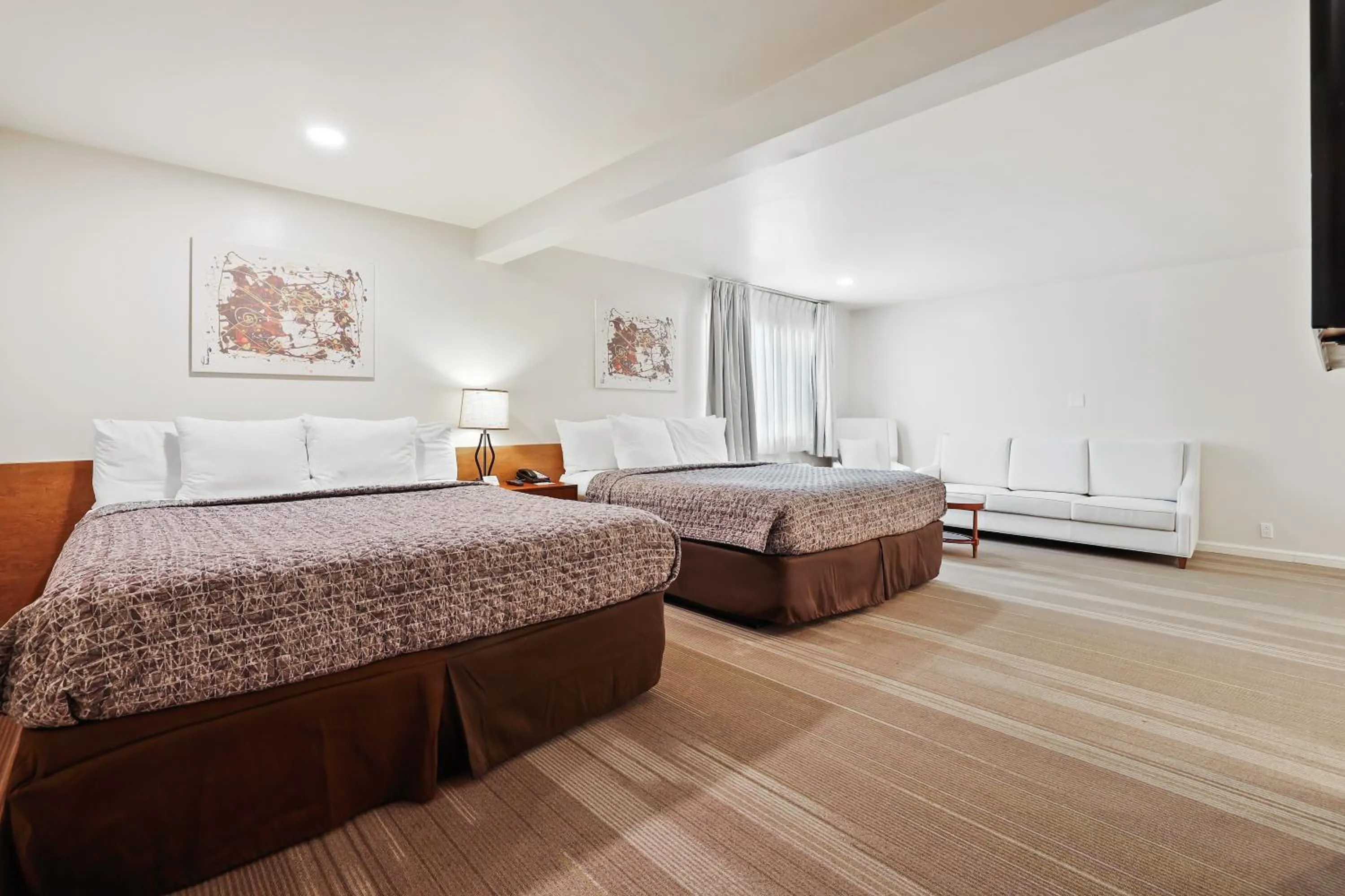 Bedroom, Bed in Brookhurst Plaza Inn