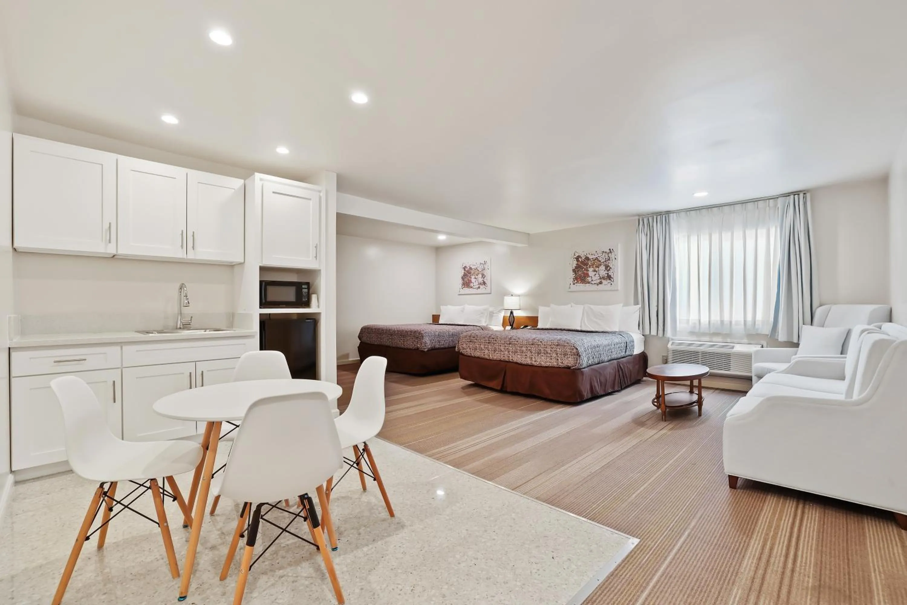 Bedroom, Bed in Brookhurst Plaza Inn