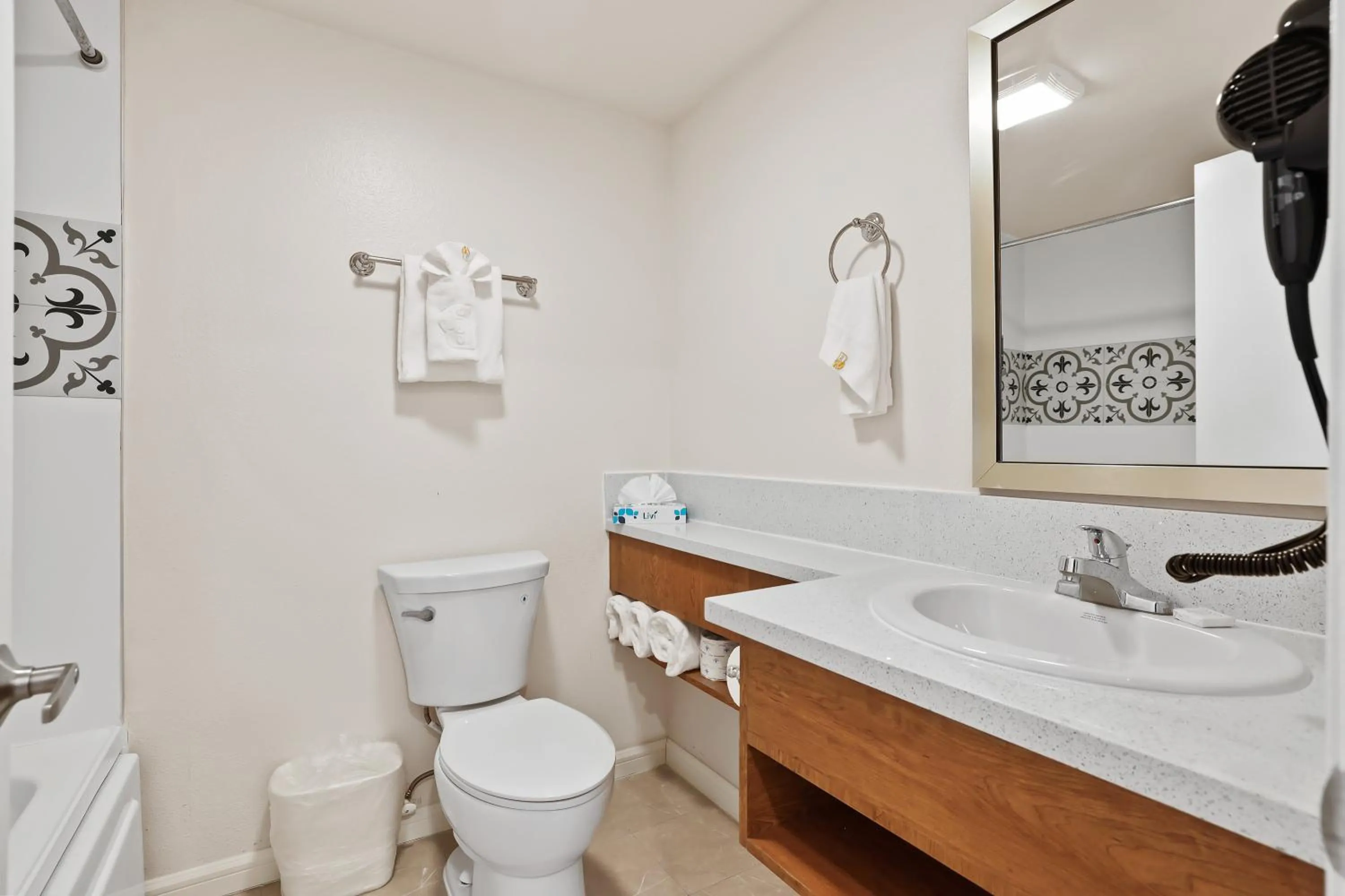 Bathroom in Brookhurst Plaza Inn